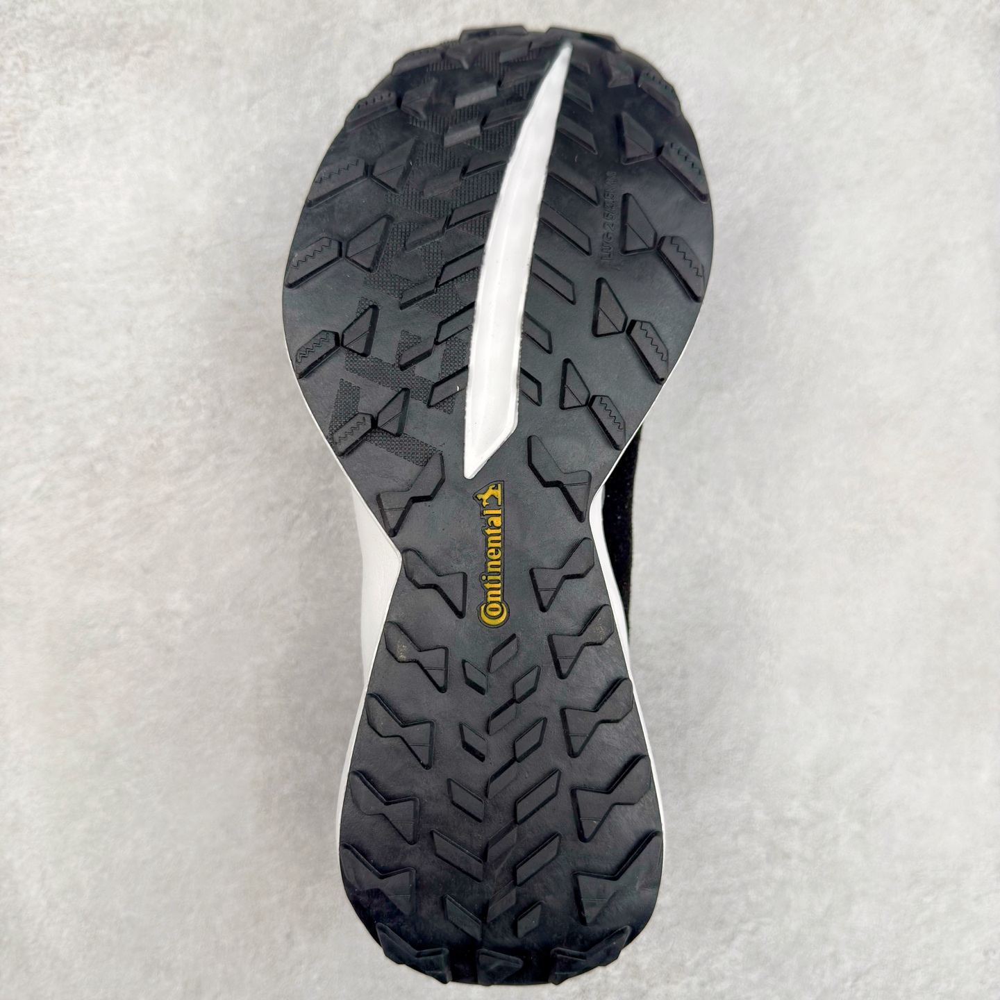 图片[9]-AD EQUIPMENT AGRAVIC 舒适百搭防滑耐磨低帮跑步鞋 厚底增高老爹鞋 复古运动风盛行，这双AD的 Equipment Agravic 可以成为新的选择。OG 味道恰到好处，但又自带一些现代气息。这是一双很有意思的款式，用到了越野跑顶级款式的大底，用到了Equipment标志配色的复古鞋面。这种组合还挺别出心裁的。充满工业美感的阿迪EQT，lightstrike Pro注塑发泡和马牌越野底的组合.尺码：36 36⅔ 37⅓ 38 38⅔ 39⅓ 40 40⅔ 41⅓ 42 42⅔ 43⅓ 44 45-选品中心