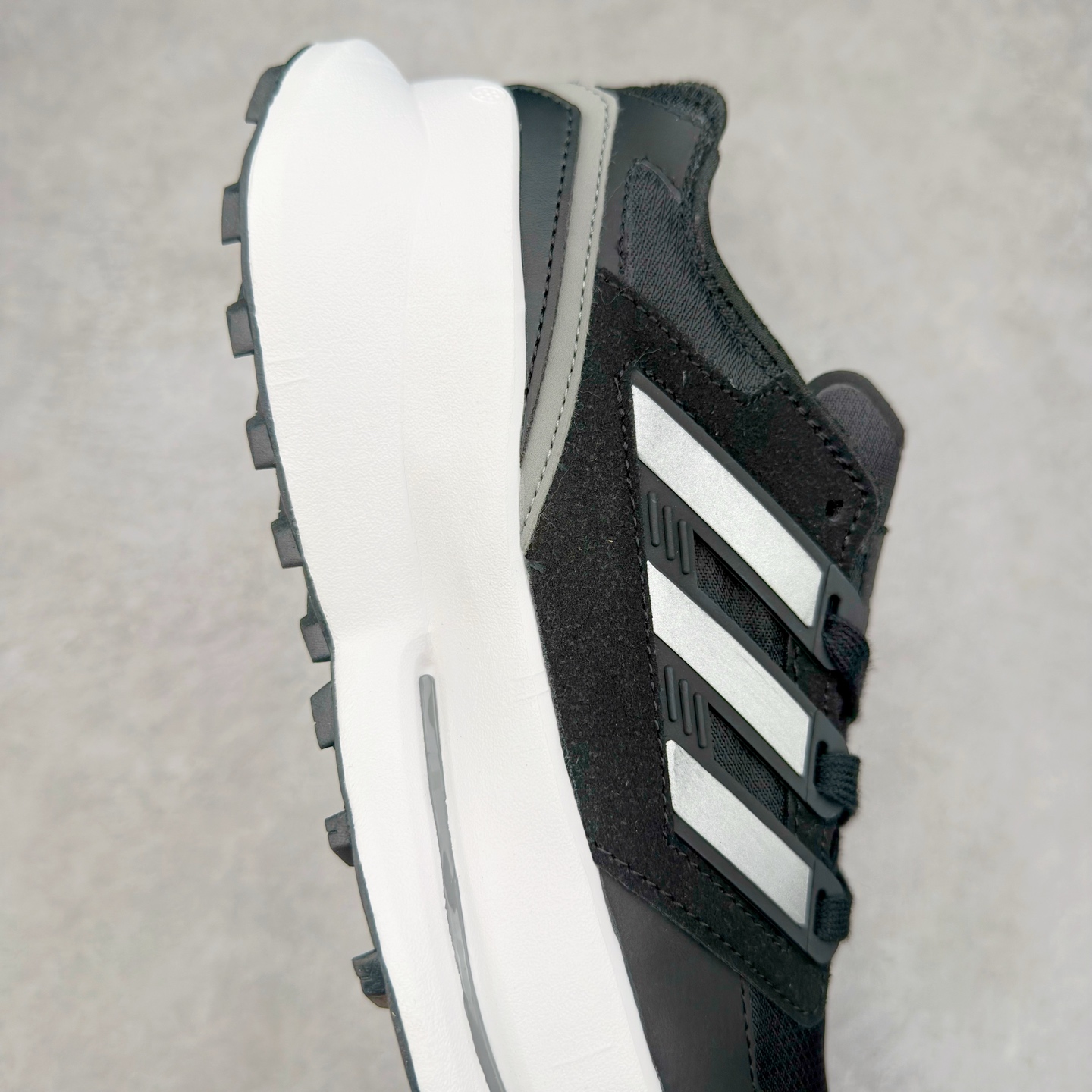 图片[6]-AD EQUIPMENT AGRAVIC 舒适百搭防滑耐磨低帮跑步鞋 厚底增高老爹鞋 复古运动风盛行，这双AD的 Equipment Agravic 可以成为新的选择。OG 味道恰到好处，但又自带一些现代气息。这是一双很有意思的款式，用到了越野跑顶级款式的大底，用到了Equipment标志配色的复古鞋面。这种组合还挺别出心裁的。充满工业美感的阿迪EQT，lightstrike Pro注塑发泡和马牌越野底的组合.尺码：36 36⅔ 37⅓ 38 38⅔ 39⅓ 40 40⅔ 41⅓ 42 42⅔ 43⅓ 44 45-选品中心