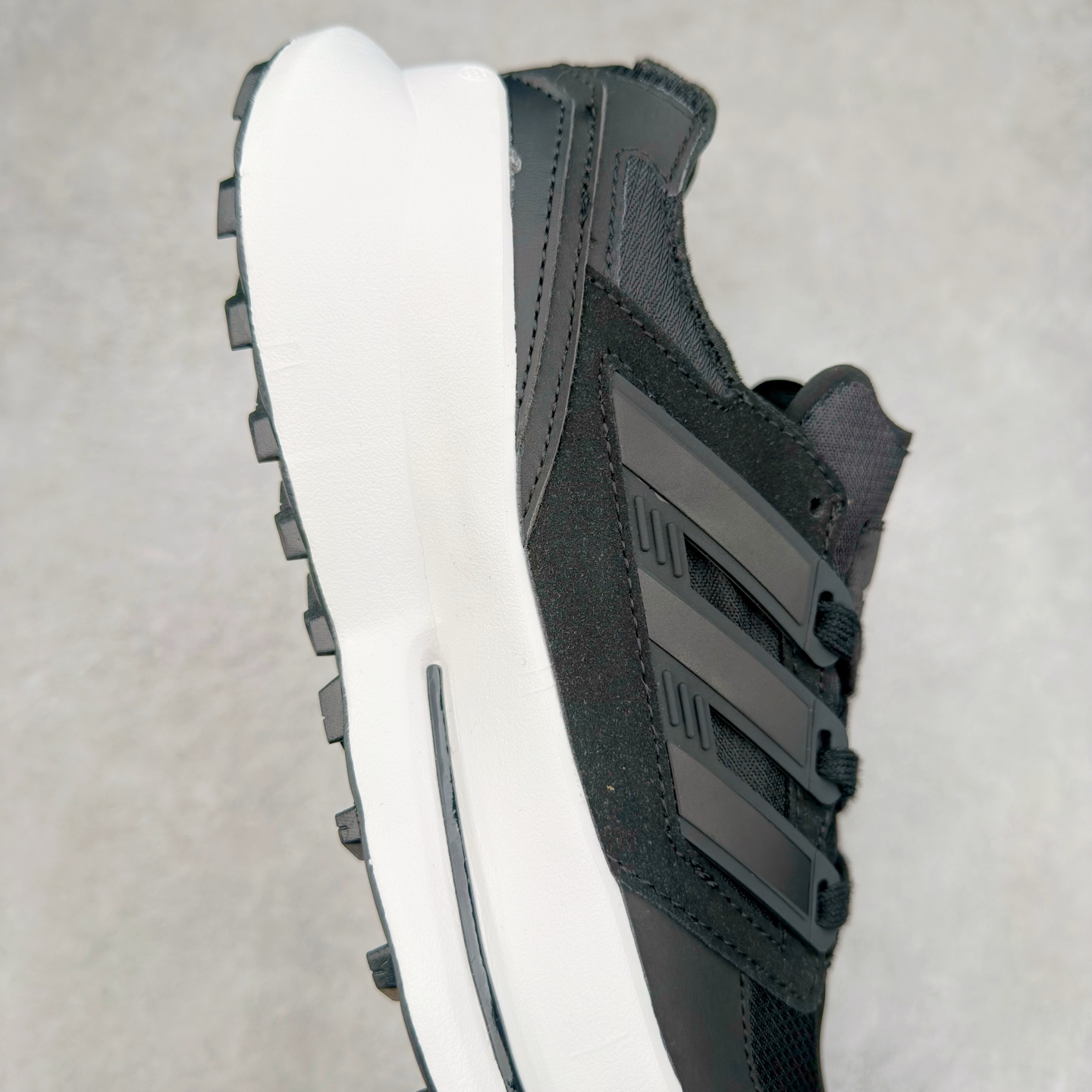 图片[6]-AD EQUIPMENT AGRAVIC 舒适百搭防滑耐磨低帮跑步鞋 厚底增高老爹鞋 复古运动风盛行，这双AD的 Equipment Agravic 可以成为新的选择。OG 味道恰到好处，但又自带一些现代气息。这是一双很有意思的款式，用到了越野跑顶级款式的大底，用到了Equipment标志配色的复古鞋面。这种组合还挺别出心裁的。充满工业美感的阿迪EQT，lightstrike Pro注塑发泡和马牌越野底的组合.尺码：36 36⅔ 37⅓ 38 38⅔ 39⅓ 40 40⅔ 41⅓ 42 42⅔ 43⅓ 44 45-选品中心