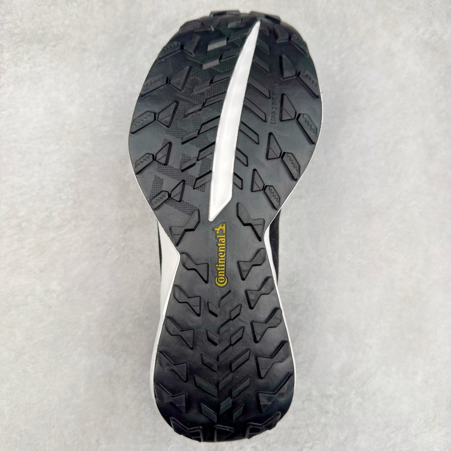 图片[9]-AD EQUIPMENT AGRAVIC 舒适百搭防滑耐磨低帮跑步鞋 厚底增高老爹鞋 复古运动风盛行，这双AD的 Equipment Agravic 可以成为新的选择。OG 味道恰到好处，但又自带一些现代气息。这是一双很有意思的款式，用到了越野跑顶级款式的大底，用到了Equipment标志配色的复古鞋面。这种组合还挺别出心裁的。充满工业美感的阿迪EQT，lightstrike Pro注塑发泡和马牌越野底的组合.尺码：36 36⅔ 37⅓ 38 38⅔ 39⅓ 40 40⅔ 41⅓ 42 42⅔ 43⅓ 44 45-选品中心