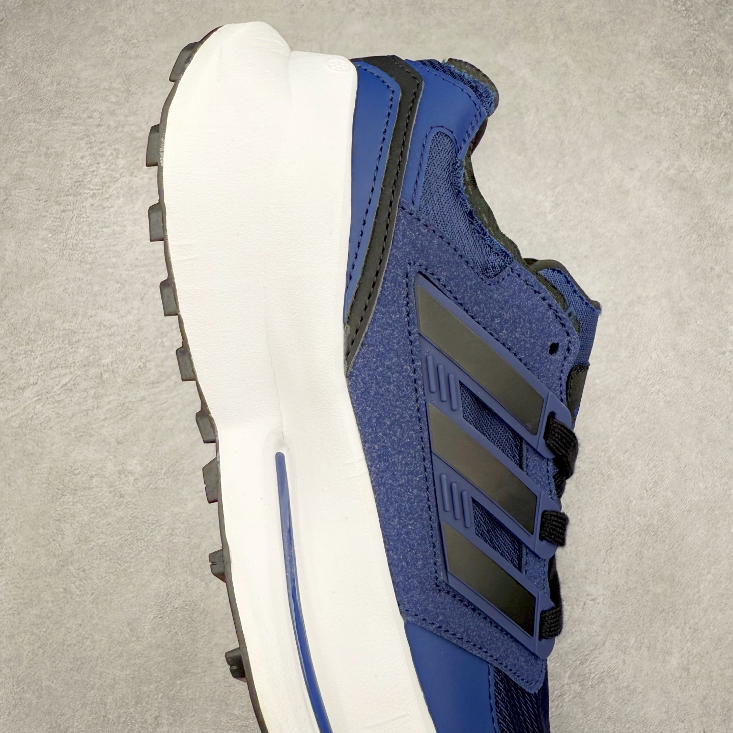 图片[6]-AD EQUIPMENT AGRAVIC 舒适百搭防滑耐磨低帮跑步鞋 厚底增高老爹鞋 复古运动风盛行，这双AD的 Equipment Agravic 可以成为新的选择。OG 味道恰到好处，但又自带一些现代气息。这是一双很有意思的款式，用到了越野跑顶级款式的大底，用到了Equipment标志配色的复古鞋面。这种组合还挺别出心裁的。充满工业美感的阿迪EQT，lightstrike Pro注塑发泡和马牌越野底的组合.尺码：36 36⅔ 37⅓ 38 38⅔ 39⅓ 40 40⅔ 41⅓ 42 42⅔ 43⅓ 44 45-选品中心