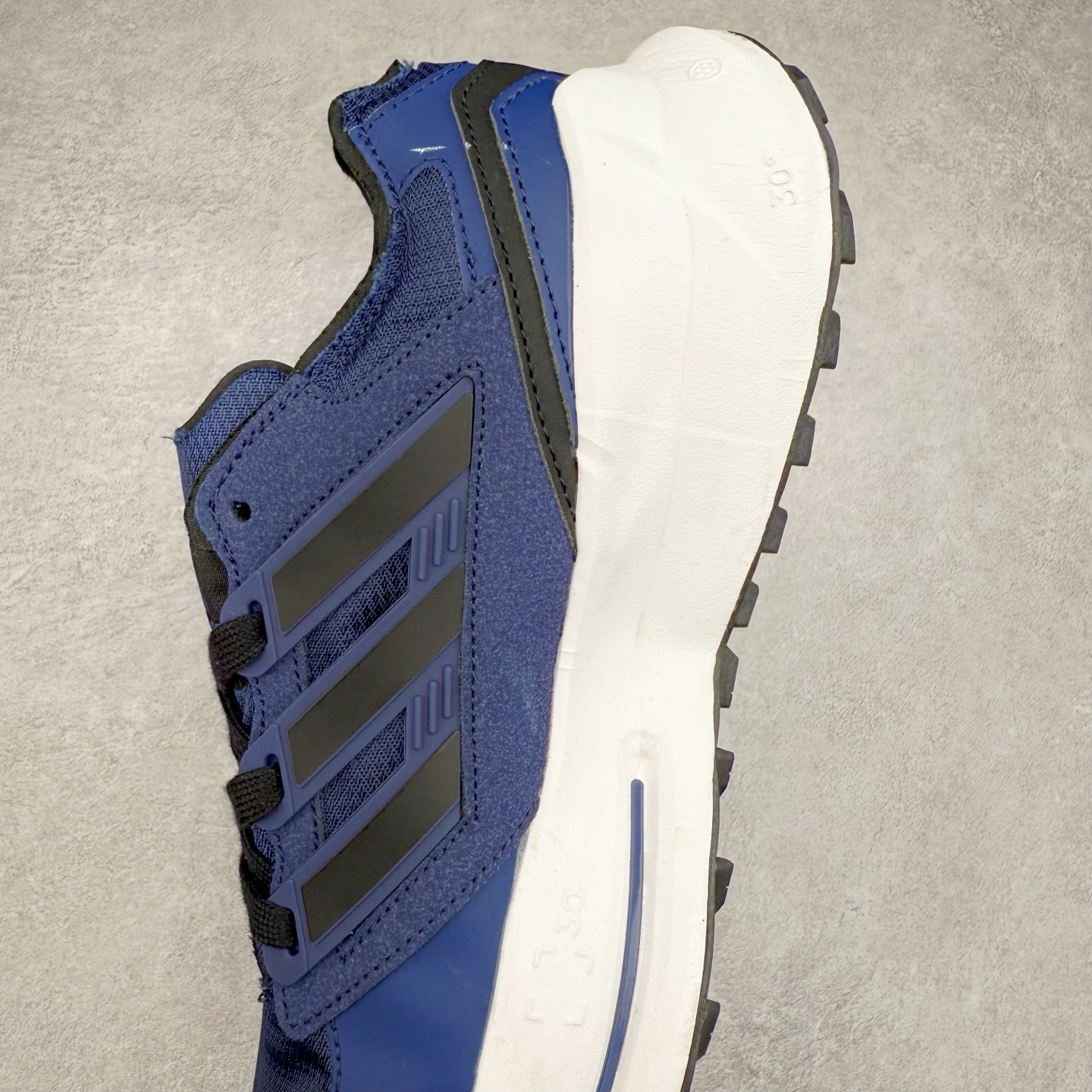 图片[7]-AD EQUIPMENT AGRAVIC 舒适百搭防滑耐磨低帮跑步鞋 厚底增高老爹鞋 复古运动风盛行，这双AD的 Equipment Agravic 可以成为新的选择。OG 味道恰到好处，但又自带一些现代气息。这是一双很有意思的款式，用到了越野跑顶级款式的大底，用到了Equipment标志配色的复古鞋面。这种组合还挺别出心裁的。充满工业美感的阿迪EQT，lightstrike Pro注塑发泡和马牌越野底的组合.尺码：36 36⅔ 37⅓ 38 38⅔ 39⅓ 40 40⅔ 41⅓ 42 42⅔ 43⅓ 44 45-选品中心