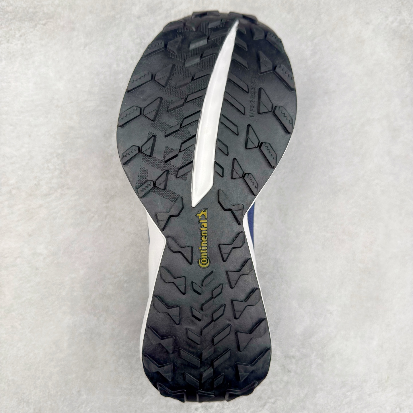 图片[9]-AD EQUIPMENT AGRAVIC 舒适百搭防滑耐磨低帮跑步鞋 厚底增高老爹鞋 复古运动风盛行，这双AD的 Equipment Agravic 可以成为新的选择。OG 味道恰到好处，但又自带一些现代气息。这是一双很有意思的款式，用到了越野跑顶级款式的大底，用到了Equipment标志配色的复古鞋面。这种组合还挺别出心裁的。充满工业美感的阿迪EQT，lightstrike Pro注塑发泡和马牌越野底的组合.尺码：36 36⅔ 37⅓ 38 38⅔ 39⅓ 40 40⅔ 41⅓ 42 42⅔ 43⅓ 44 45-选品中心