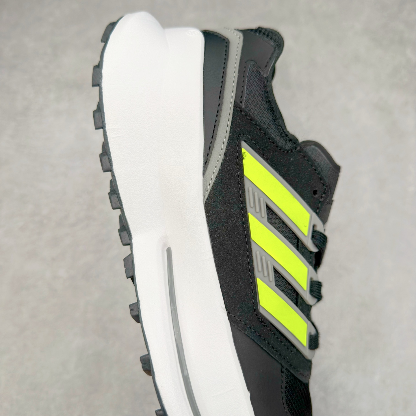 图片[6]-AD EQUIPMENT AGRAVIC 舒适百搭防滑耐磨低帮跑步鞋 厚底增高老爹鞋 复古运动风盛行，这双AD的 Equipment Agravic 可以成为新的选择。OG 味道恰到好处，但又自带一些现代气息。这是一双很有意思的款式，用到了越野跑顶级款式的大底，用到了Equipment标志配色的复古鞋面。这种组合还挺别出心裁的。充满工业美感的阿迪EQT，lightstrike Pro注塑发泡和马牌越野底的组合.尺码：36 36⅔ 37⅓ 38 38⅔ 39⅓ 40 40⅔ 41⅓ 42 42⅔ 43⅓ 44 45-选品中心