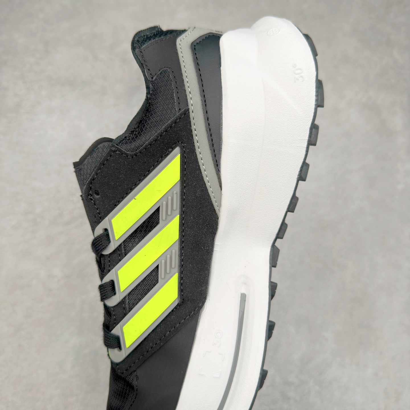 图片[7]-AD EQUIPMENT AGRAVIC 舒适百搭防滑耐磨低帮跑步鞋 厚底增高老爹鞋 复古运动风盛行，这双AD的 Equipment Agravic 可以成为新的选择。OG 味道恰到好处，但又自带一些现代气息。这是一双很有意思的款式，用到了越野跑顶级款式的大底，用到了Equipment标志配色的复古鞋面。这种组合还挺别出心裁的。充满工业美感的阿迪EQT，lightstrike Pro注塑发泡和马牌越野底的组合.尺码：36 36⅔ 37⅓ 38 38⅔ 39⅓ 40 40⅔ 41⅓ 42 42⅔ 43⅓ 44 45-选品中心