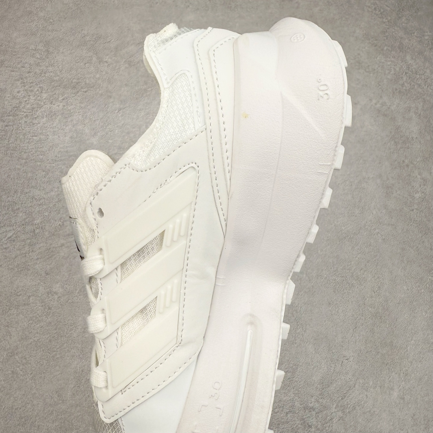 图片[7]-AD EQUIPMENT AGRAVIC 舒适百搭防滑耐磨低帮跑步鞋 厚底增高老爹鞋 复古运动风盛行，这双AD的 Equipment Agravic 可以成为新的选择。OG 味道恰到好处，但又自带一些现代气息。这是一双很有意思的款式，用到了越野跑顶级款式的大底，用到了Equipment标志配色的复古鞋面。这种组合还挺别出心裁的。充满工业美感的阿迪EQT，lightstrike Pro注塑发泡和马牌越野底的组合.尺码：36 36⅔ 37⅓ 38 38⅔ 39⅓ 40 40⅔ 41⅓ 42 42⅔ 43⅓ 44 45-选品中心