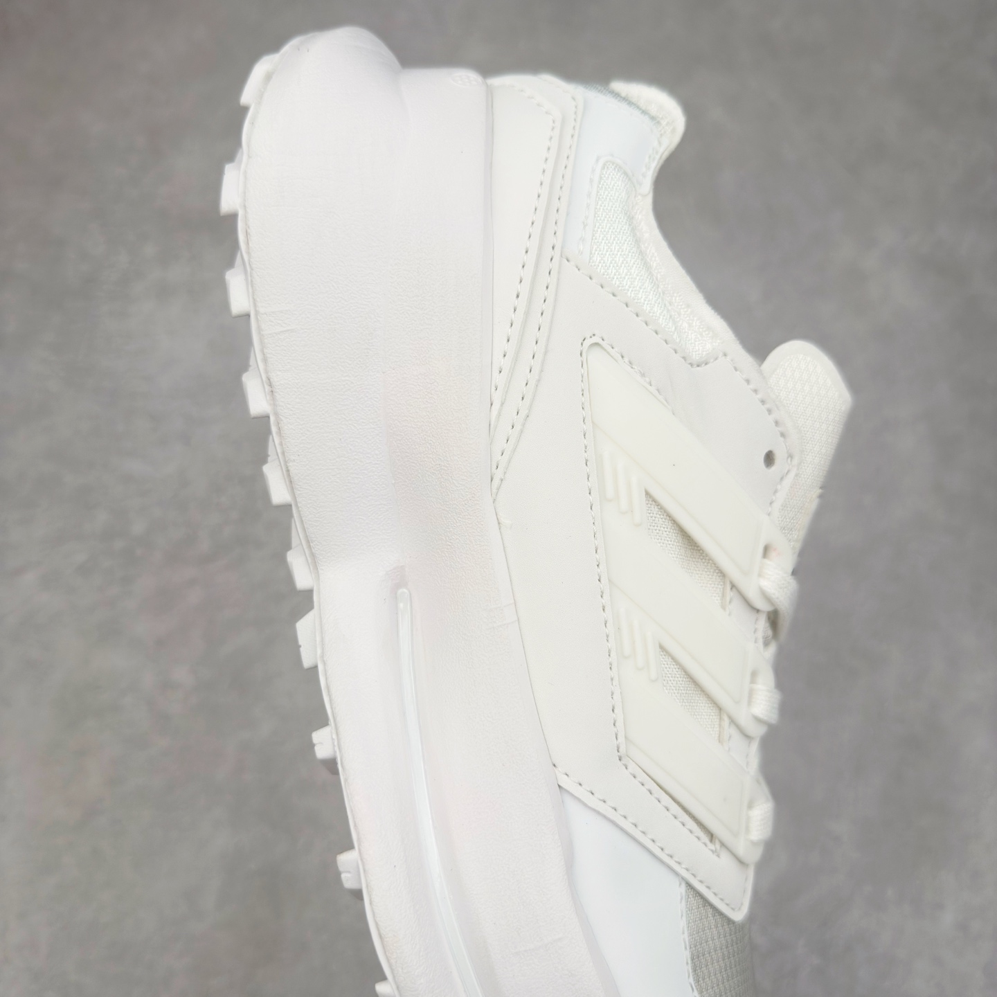 图片[6]-AD EQUIPMENT AGRAVIC 舒适百搭防滑耐磨低帮跑步鞋 厚底增高老爹鞋 复古运动风盛行，这双AD的 Equipment Agravic 可以成为新的选择。OG 味道恰到好处，但又自带一些现代气息。这是一双很有意思的款式，用到了越野跑顶级款式的大底，用到了Equipment标志配色的复古鞋面。这种组合还挺别出心裁的。充满工业美感的阿迪EQT，lightstrike Pro注塑发泡和马牌越野底的组合.尺码：36 36⅔ 37⅓ 38 38⅔ 39⅓ 40 40⅔ 41⅓ 42 42⅔ 43⅓ 44 45-选品中心