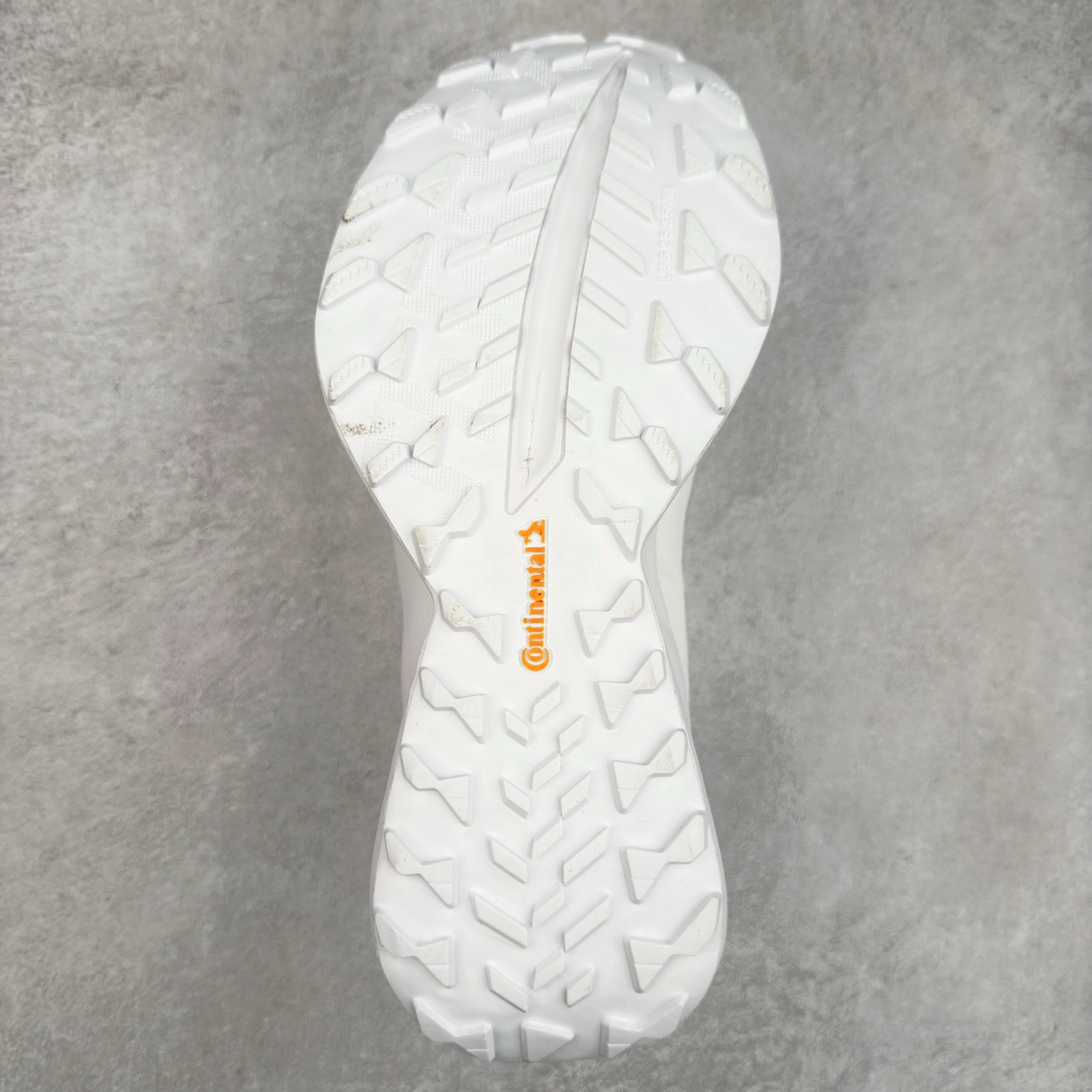 图片[9]-AD EQUIPMENT AGRAVIC 舒适百搭防滑耐磨低帮跑步鞋 厚底增高老爹鞋 复古运动风盛行，这双AD的 Equipment Agravic 可以成为新的选择。OG 味道恰到好处，但又自带一些现代气息。这是一双很有意思的款式，用到了越野跑顶级款式的大底，用到了Equipment标志配色的复古鞋面。这种组合还挺别出心裁的。充满工业美感的阿迪EQT，lightstrike Pro注塑发泡和马牌越野底的组合.尺码：36 36⅔ 37⅓ 38 38⅔ 39⅓ 40 40⅔ 41⅓ 42 42⅔ 43⅓ 44 45-选品中心