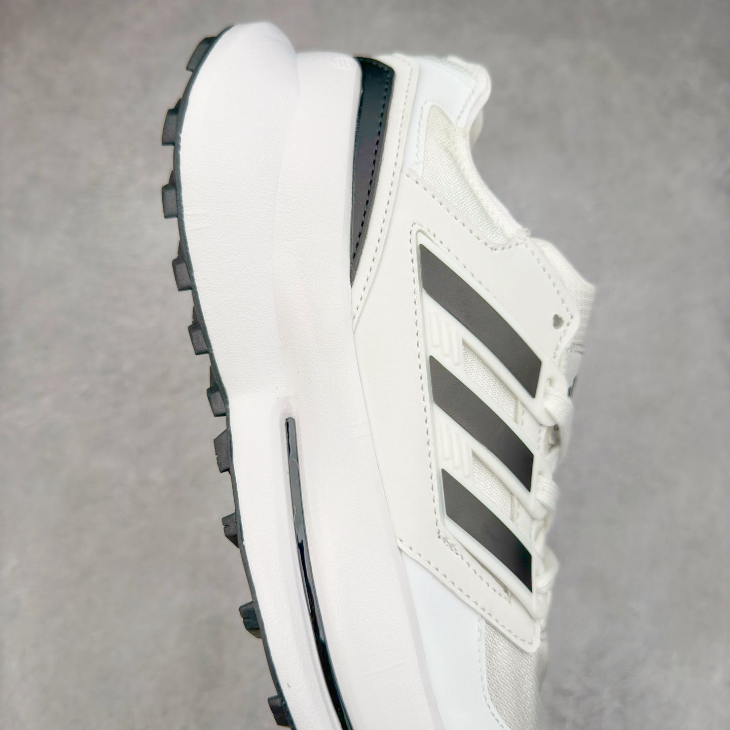 图片[6]-AD EQUIPMENT AGRAVIC 舒适百搭防滑耐磨低帮跑步鞋 厚底增高老爹鞋 复古运动风盛行，这双AD的 Equipment Agravic 可以成为新的选择。OG 味道恰到好处，但又自带一些现代气息。这是一双很有意思的款式，用到了越野跑顶级款式的大底，用到了Equipment标志配色的复古鞋面。这种组合还挺别出心裁的。充满工业美感的阿迪EQT，lightstrike Pro注塑发泡和马牌越野底的组合.尺码：36 36⅔ 37⅓ 38 38⅔ 39⅓ 40 40⅔ 41⅓ 42 42⅔ 43⅓ 44 45-选品中心