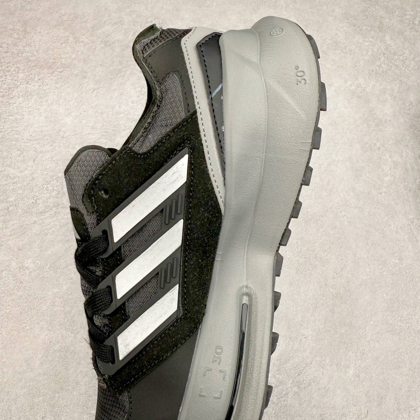 图片[7]-AD EQUIPMENT AGRAVIC 舒适百搭防滑耐磨低帮跑步鞋 厚底增高老爹鞋 复古运动风盛行，这双AD的 Equipment Agravic 可以成为新的选择。OG 味道恰到好处，但又自带一些现代气息。这是一双很有意思的款式，用到了越野跑顶级款式的大底，用到了Equipment标志配色的复古鞋面。这种组合还挺别出心裁的。充满工业美感的阿迪EQT，lightstrike Pro注塑发泡和马牌越野底的组合.尺码：36 36⅔ 37⅓ 38 38⅔ 39⅓ 40 40⅔ 41⅓ 42 42⅔ 43⅓ 44 45-选品中心