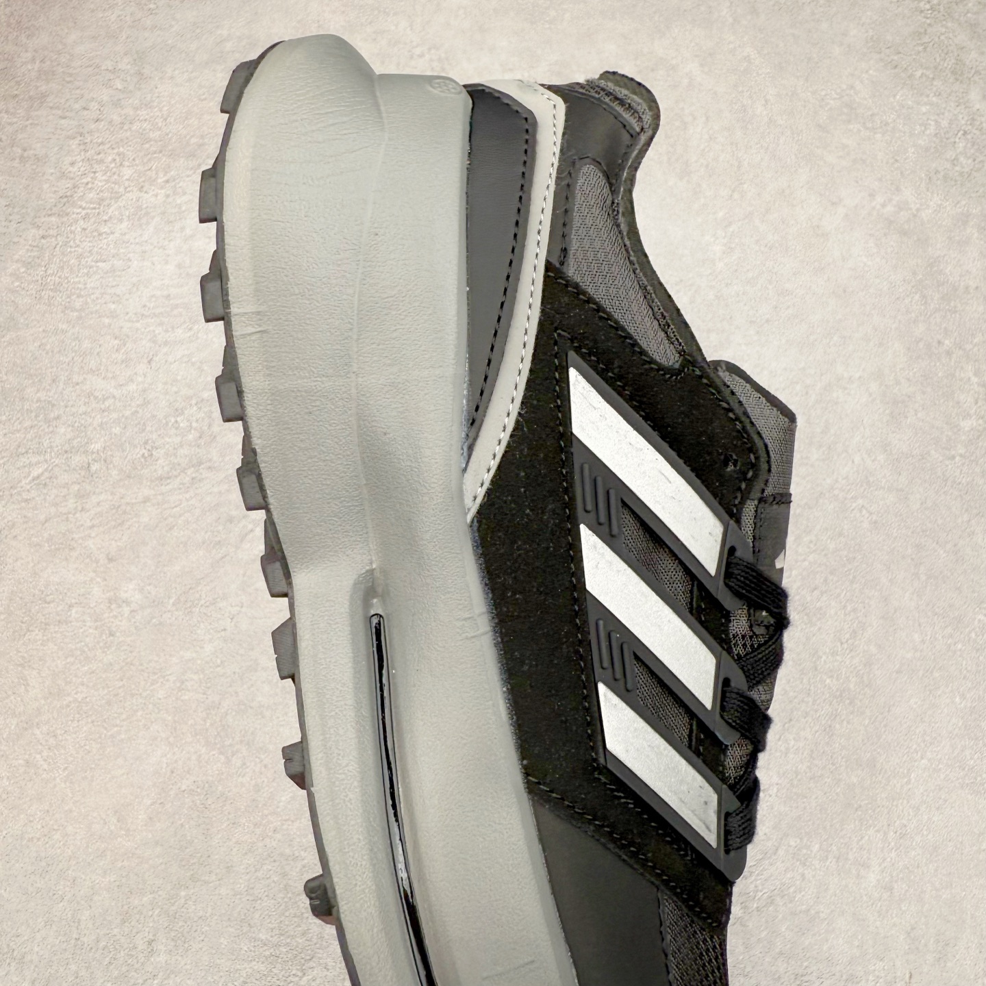 图片[6]-AD EQUIPMENT AGRAVIC 舒适百搭防滑耐磨低帮跑步鞋 厚底增高老爹鞋 复古运动风盛行，这双AD的 Equipment Agravic 可以成为新的选择。OG 味道恰到好处，但又自带一些现代气息。这是一双很有意思的款式，用到了越野跑顶级款式的大底，用到了Equipment标志配色的复古鞋面。这种组合还挺别出心裁的。充满工业美感的阿迪EQT，lightstrike Pro注塑发泡和马牌越野底的组合.尺码：36 36⅔ 37⅓ 38 38⅔ 39⅓ 40 40⅔ 41⅓ 42 42⅔ 43⅓ 44 45-选品中心