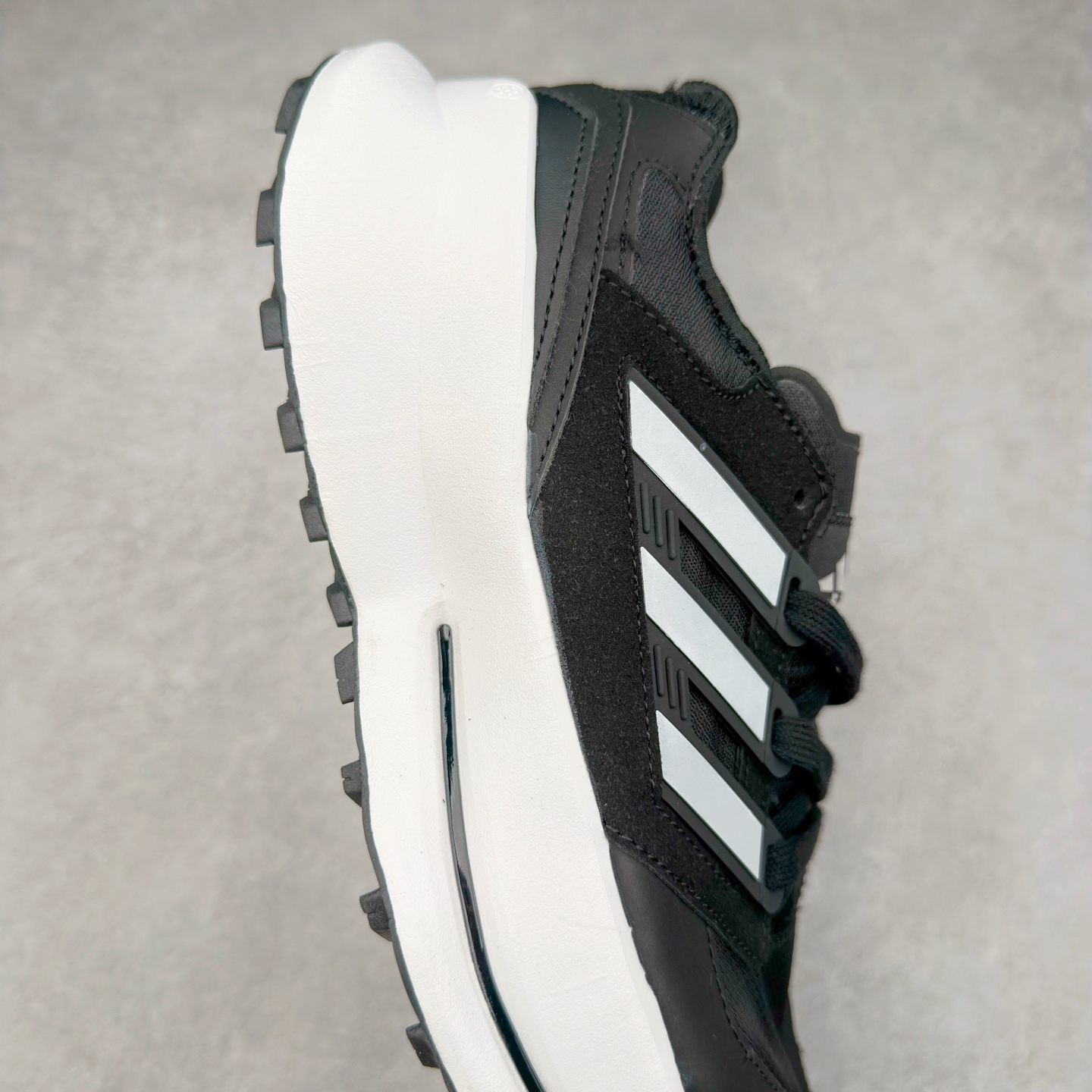 图片[6]-AD EQUIPMENT AGRAVIC 舒适百搭防滑耐磨低帮跑步鞋 厚底增高老爹鞋 复古运动风盛行，这双AD的 Equipment Agravic 可以成为新的选择。OG 味道恰到好处，但又自带一些现代气息。这是一双很有意思的款式，用到了越野跑顶级款式的大底，用到了Equipment标志配色的复古鞋面。这种组合还挺别出心裁的。充满工业美感的阿迪EQT，lightstrike Pro注塑发泡和马牌越野底的组合.尺码：36 36⅔ 37⅓ 38 38⅔ 39⅓ 40 40⅔ 41⅓ 42 42⅔ 43⅓ 44 45-选品中心