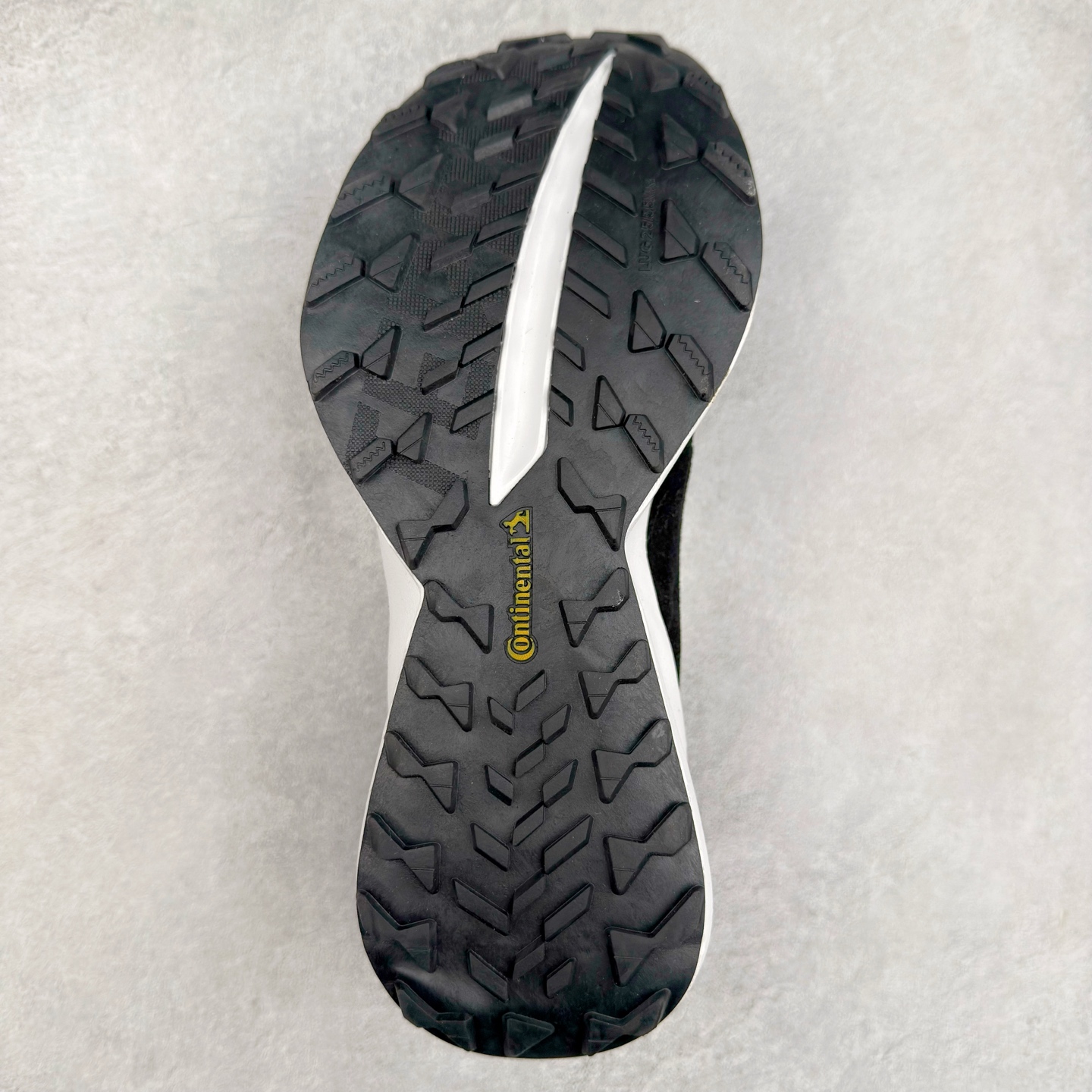 图片[9]-AD EQUIPMENT AGRAVIC 舒适百搭防滑耐磨低帮跑步鞋 厚底增高老爹鞋 复古运动风盛行，这双AD的 Equipment Agravic 可以成为新的选择。OG 味道恰到好处，但又自带一些现代气息。这是一双很有意思的款式，用到了越野跑顶级款式的大底，用到了Equipment标志配色的复古鞋面。这种组合还挺别出心裁的。充满工业美感的阿迪EQT，lightstrike Pro注塑发泡和马牌越野底的组合.尺码：36 36⅔ 37⅓ 38 38⅔ 39⅓ 40 40⅔ 41⅓ 42 42⅔ 43⅓ 44 45-选品中心