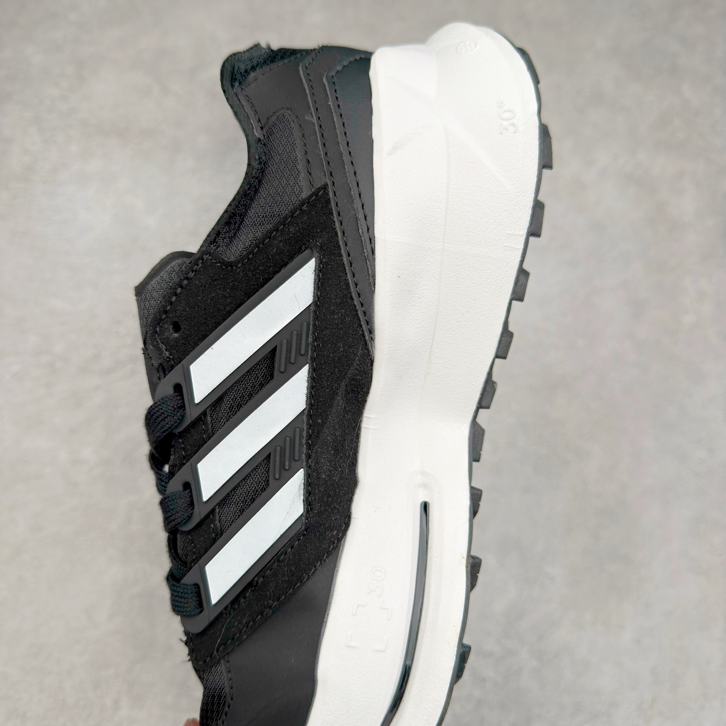 图片[7]-AD EQUIPMENT AGRAVIC 舒适百搭防滑耐磨低帮跑步鞋 厚底增高老爹鞋 复古运动风盛行，这双AD的 Equipment Agravic 可以成为新的选择。OG 味道恰到好处，但又自带一些现代气息。这是一双很有意思的款式，用到了越野跑顶级款式的大底，用到了Equipment标志配色的复古鞋面。这种组合还挺别出心裁的。充满工业美感的阿迪EQT，lightstrike Pro注塑发泡和马牌越野底的组合.尺码：36 36⅔ 37⅓ 38 38⅔ 39⅓ 40 40⅔ 41⅓ 42 42⅔ 43⅓ 44 45-选品中心