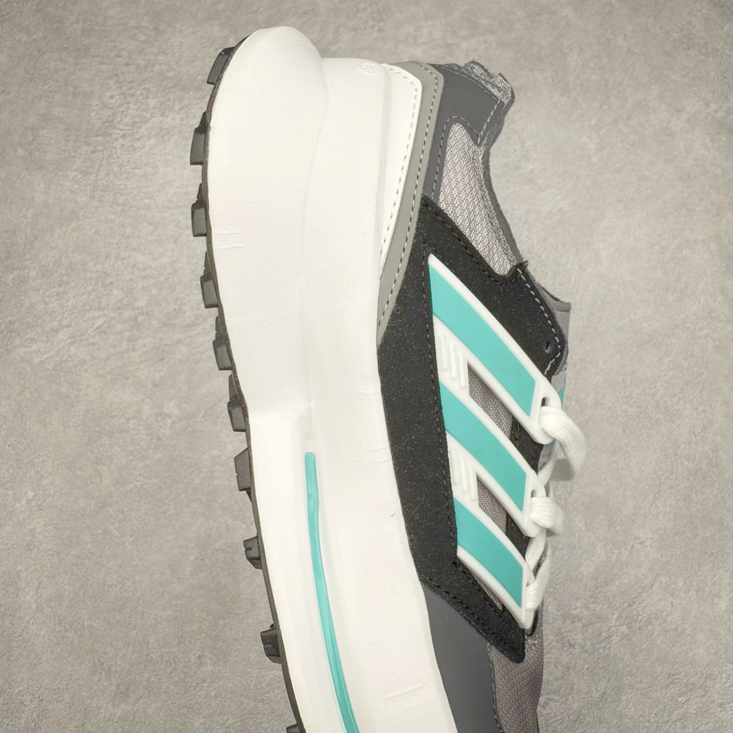 图片[6]-AD EQUIPMENT AGRAVIC 舒适百搭防滑耐磨低帮跑步鞋 厚底增高老爹鞋 复古运动风盛行，这双AD的 Equipment Agravic 可以成为新的选择。OG 味道恰到好处，但又自带一些现代气息。这是一双很有意思的款式，用到了越野跑顶级款式的大底，用到了Equipment标志配色的复古鞋面。这种组合还挺别出心裁的。充满工业美感的阿迪EQT，lightstrike Pro注塑发泡和马牌越野底的组合.尺码：36 36⅔ 37⅓ 38 38⅔ 39⅓ 40 40⅔ 41⅓ 42 42⅔ 43⅓ 44 45-选品中心