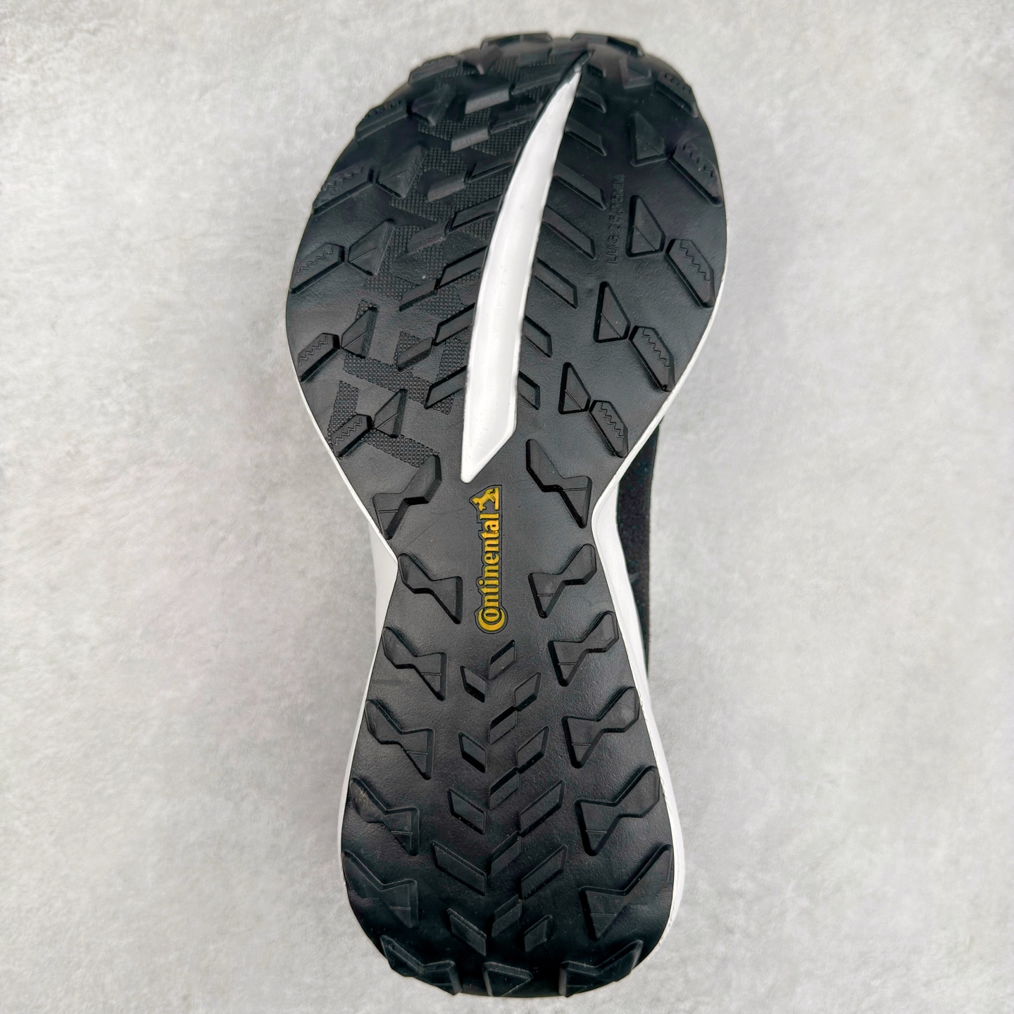 图片[9]-AD EQUIPMENT AGRAVIC 舒适百搭防滑耐磨低帮跑步鞋 厚底增高老爹鞋 复古运动风盛行，这双AD的 Equipment Agravic 可以成为新的选择。OG 味道恰到好处，但又自带一些现代气息。这是一双很有意思的款式，用到了越野跑顶级款式的大底，用到了Equipment标志配色的复古鞋面。这种组合还挺别出心裁的。充满工业美感的阿迪EQT，lightstrike Pro注塑发泡和马牌越野底的组合.尺码：36 36⅔ 37⅓ 38 38⅔ 39⅓ 40 40⅔ 41⅓ 42 42⅔ 43⅓ 44 45-选品中心