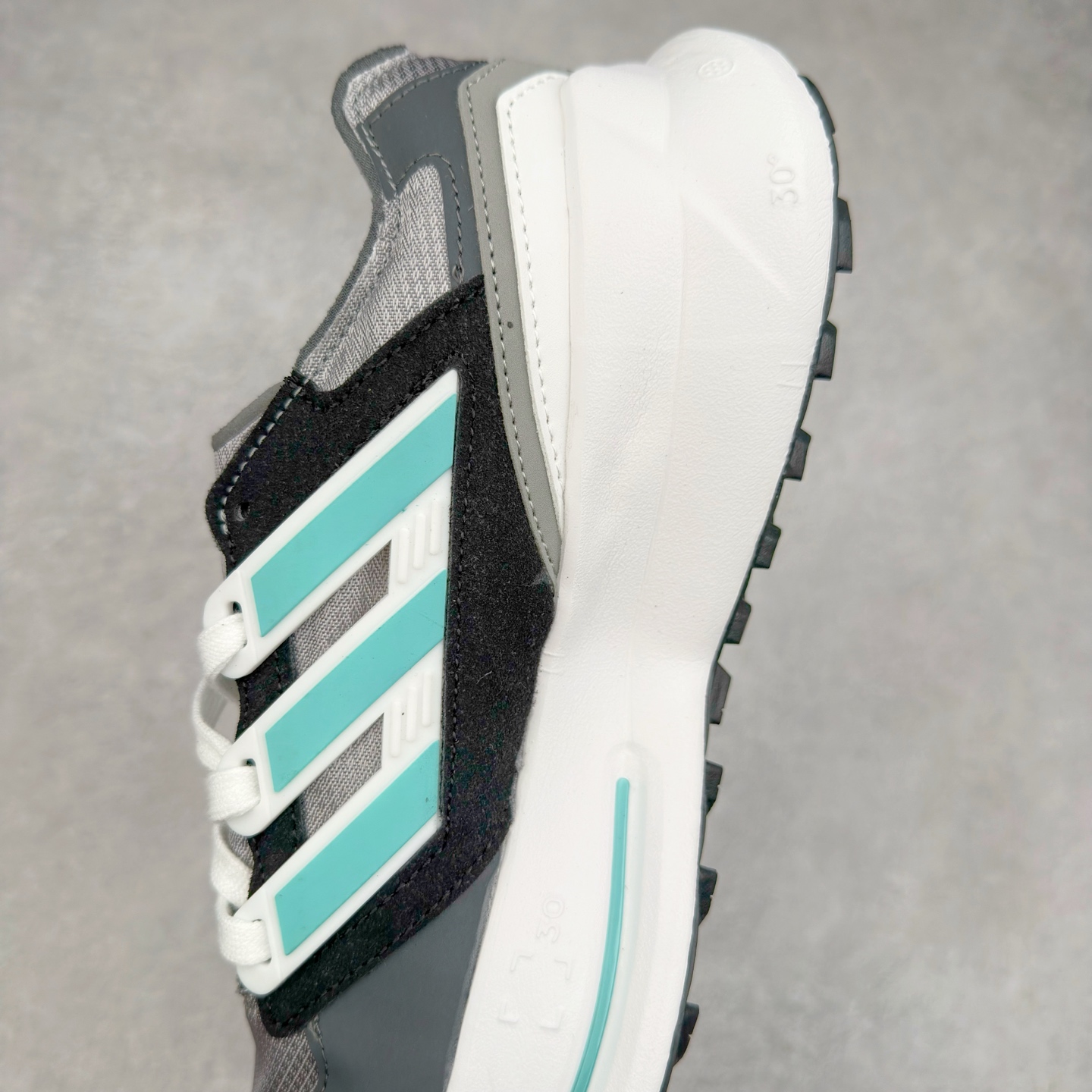 图片[7]-AD EQUIPMENT AGRAVIC 舒适百搭防滑耐磨低帮跑步鞋 厚底增高老爹鞋 复古运动风盛行，这双AD的 Equipment Agravic 可以成为新的选择。OG 味道恰到好处，但又自带一些现代气息。这是一双很有意思的款式，用到了越野跑顶级款式的大底，用到了Equipment标志配色的复古鞋面。这种组合还挺别出心裁的。充满工业美感的阿迪EQT，lightstrike Pro注塑发泡和马牌越野底的组合.尺码：36 36⅔ 37⅓ 38 38⅔ 39⅓ 40 40⅔ 41⅓ 42 42⅔ 43⅓ 44 45-选品中心