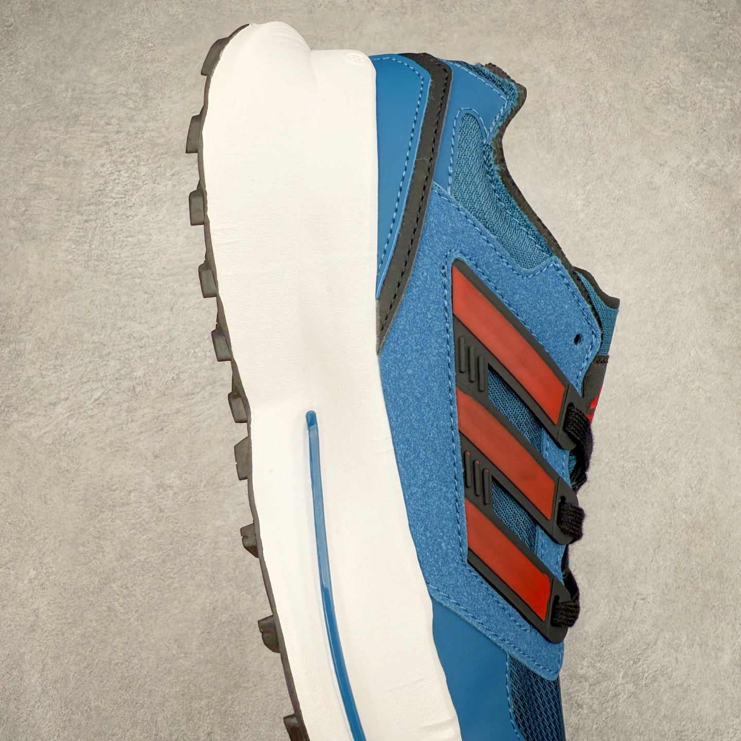 图片[6]-AD EQUIPMENT AGRAVIC 舒适百搭防滑耐磨低帮跑步鞋 厚底增高老爹鞋 复古运动风盛行，这双AD的 Equipment Agravic 可以成为新的选择。OG 味道恰到好处，但又自带一些现代气息。这是一双很有意思的款式，用到了越野跑顶级款式的大底，用到了Equipment标志配色的复古鞋面。这种组合还挺别出心裁的。充满工业美感的阿迪EQT，lightstrike Pro注塑发泡和马牌越野底的组合.尺码：36 36⅔ 37⅓ 38 38⅔ 39⅓ 40 40⅔ 41⅓ 42 42⅔ 43⅓ 44 45-选品中心