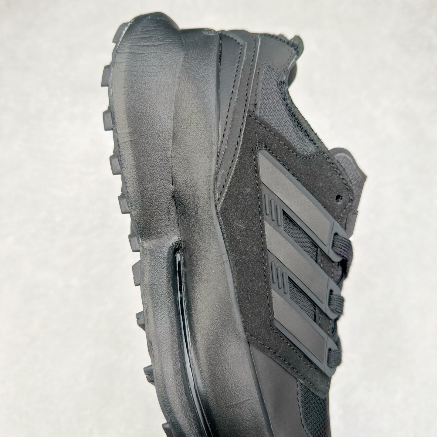 图片[6]-AD EQUIPMENT AGRAVIC 舒适百搭防滑耐磨低帮跑步鞋 厚底增高老爹鞋 复古运动风盛行，这双AD的 Equipment Agravic 可以成为新的选择。OG 味道恰到好处，但又自带一些现代气息。这是一双很有意思的款式，用到了越野跑顶级款式的大底，用到了Equipment标志配色的复古鞋面。这种组合还挺别出心裁的。充满工业美感的阿迪EQT，lightstrike Pro注塑发泡和马牌越野底的组合.尺码：36 36⅔ 37⅓ 38 38⅔ 39⅓ 40 40⅔ 41⅓ 42 42⅔ 43⅓ 44 45-选品中心