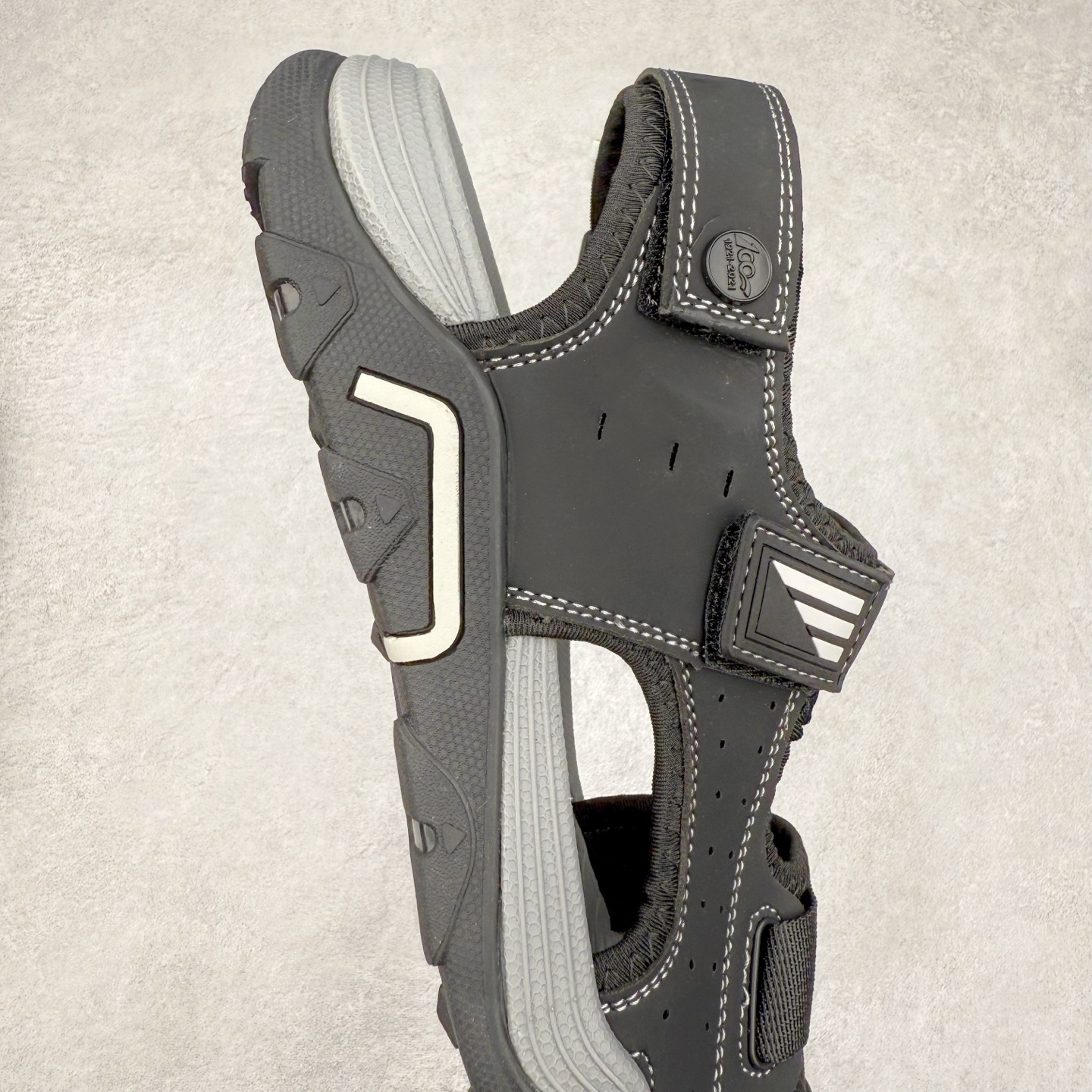 图片[6]-Ecco/爱步 山地系列 BIOM男士户外越野运动包头凉鞋 牛皮与纺织品拼接鞋面 时尚个性，出街有型 直接注塑工艺连接鞋面与鞋底 一体成型，合脚耐穿 创新鞋钉，橡胶外底 防滑耐磨 提供抓地力 多方位牵引力与稳定性能 稳固防护 循迹山迹 尺码：39 40 41 42 43 44（标准码）-选品中心