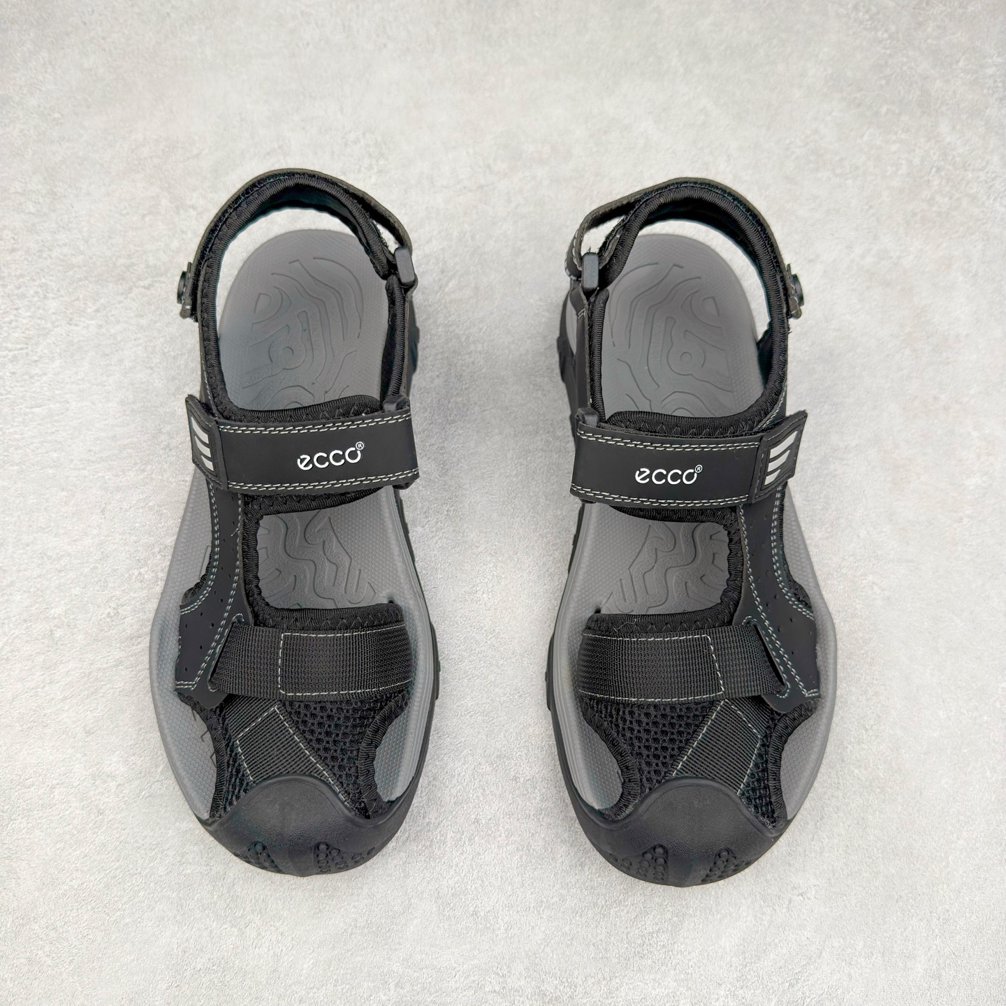 图片[2]-Ecco/爱步 山地系列 BIOM男士户外越野运动包头凉鞋 牛皮与纺织品拼接鞋面 时尚个性，出街有型 直接注塑工艺连接鞋面与鞋底 一体成型，合脚耐穿 创新鞋钉，橡胶外底 防滑耐磨 提供抓地力 多方位牵引力与稳定性能 稳固防护 循迹山迹 尺码：39 40 41 42 43 44（标准码）-选品中心