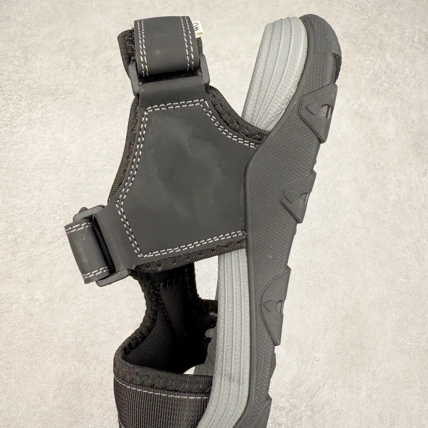 图片[7]-Ecco/爱步 山地系列 BIOM男士户外越野运动包头凉鞋 牛皮与纺织品拼接鞋面 时尚个性，出街有型 直接注塑工艺连接鞋面与鞋底 一体成型，合脚耐穿 创新鞋钉，橡胶外底 防滑耐磨 提供抓地力 多方位牵引力与稳定性能 稳固防护 循迹山迹 尺码：39 40 41 42 43 44（标准码）-选品中心