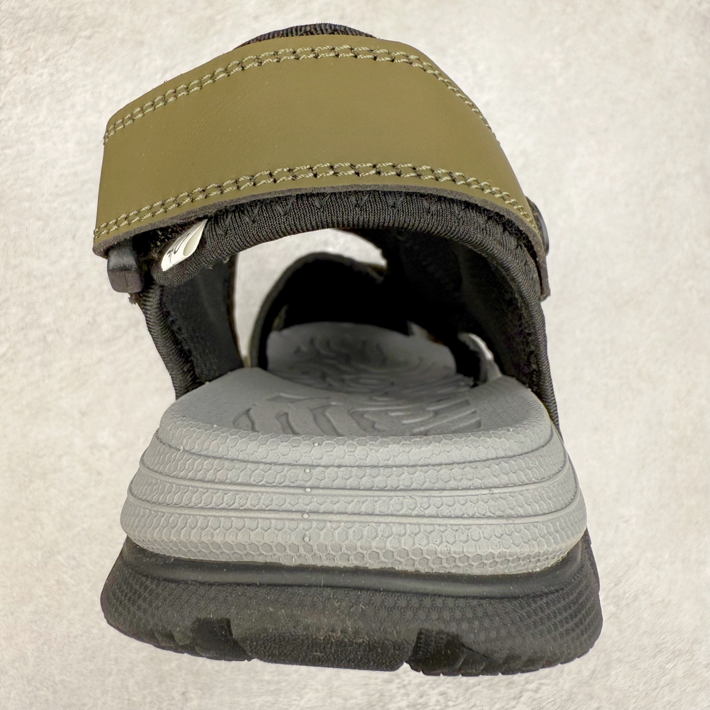 图片[8]-Ecco/爱步 山地系列 BIOM男士户外越野运动包头凉鞋 牛皮与纺织品拼接鞋面 时尚个性，出街有型 直接注塑工艺连接鞋面与鞋底 一体成型，合脚耐穿 创新鞋钉，橡胶外底 防滑耐磨 提供抓地力 多方位牵引力与稳定性能 稳固防护 循迹山迹 尺码：39 40 41 42 43 44（标准码）-选品中心