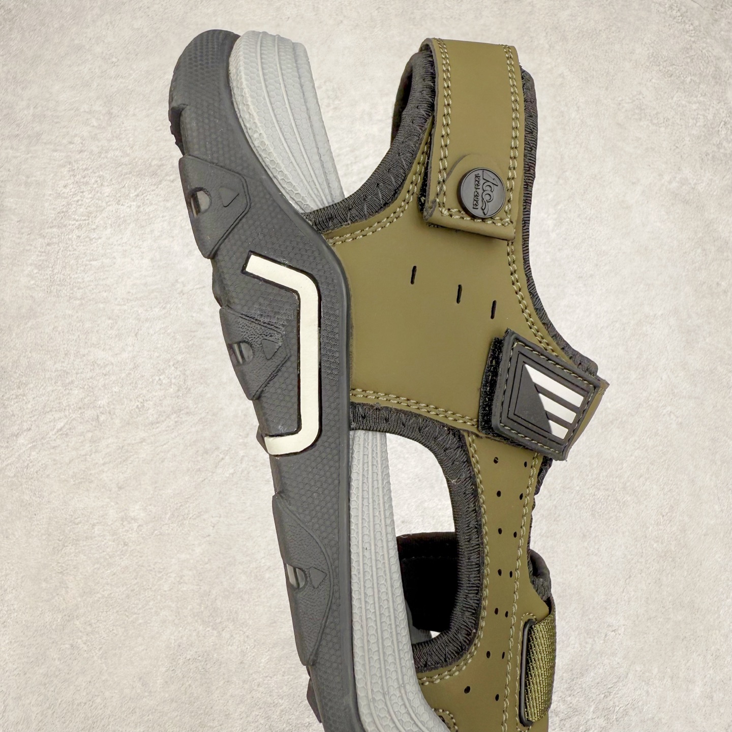 图片[6]-Ecco/爱步 山地系列 BIOM男士户外越野运动包头凉鞋 牛皮与纺织品拼接鞋面 时尚个性，出街有型 直接注塑工艺连接鞋面与鞋底 一体成型，合脚耐穿 创新鞋钉，橡胶外底 防滑耐磨 提供抓地力 多方位牵引力与稳定性能 稳固防护 循迹山迹 尺码：39 40 41 42 43 44（标准码）-选品中心