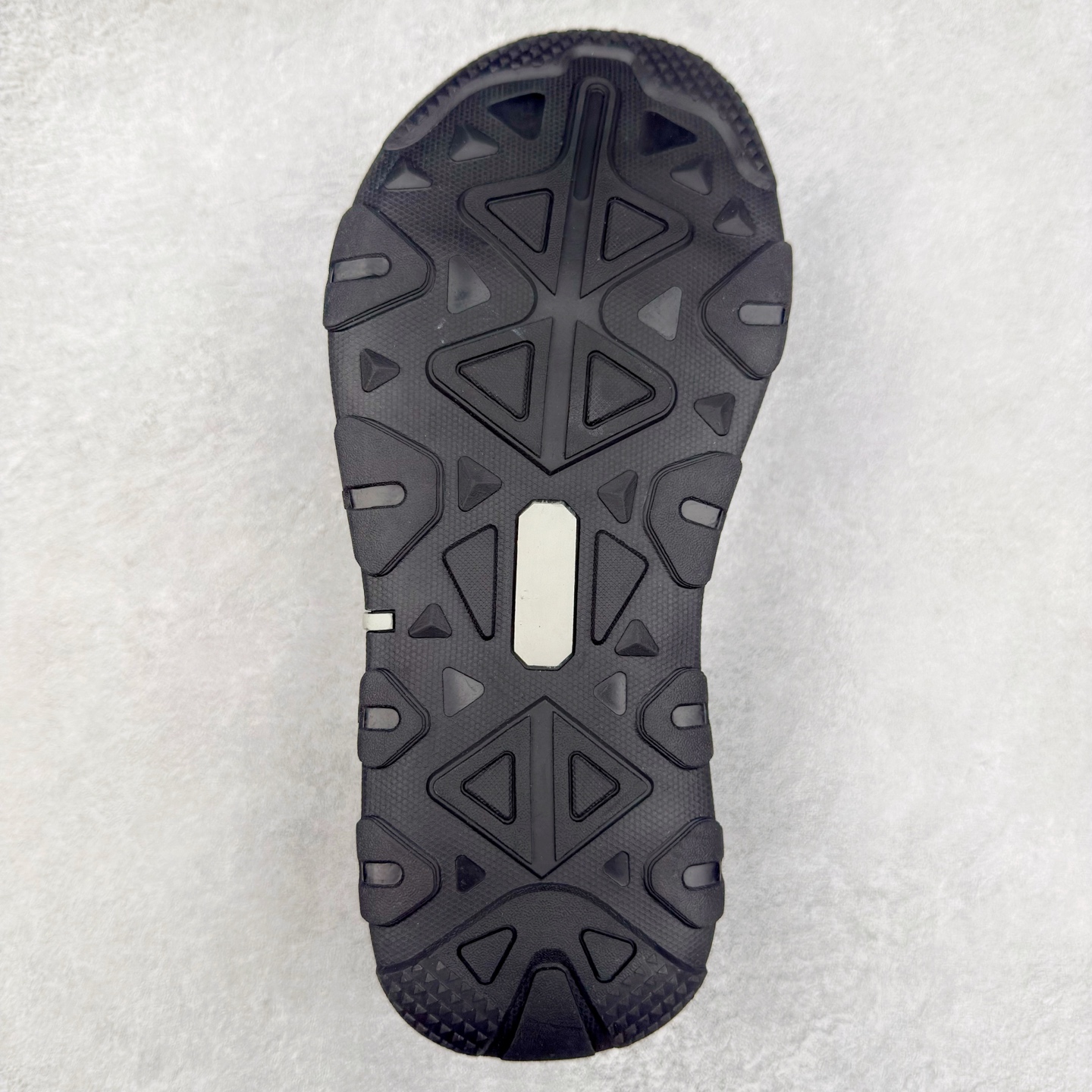 图片[9]-Ecco/爱步 山地系列 BIOM男士户外越野运动包头凉鞋 牛皮与纺织品拼接鞋面 时尚个性，出街有型 直接注塑工艺连接鞋面与鞋底 一体成型，合脚耐穿 创新鞋钉，橡胶外底 防滑耐磨 提供抓地力 多方位牵引力与稳定性能 稳固防护 循迹山迹 尺码：39 40 41 42 43 44（标准码）-选品中心