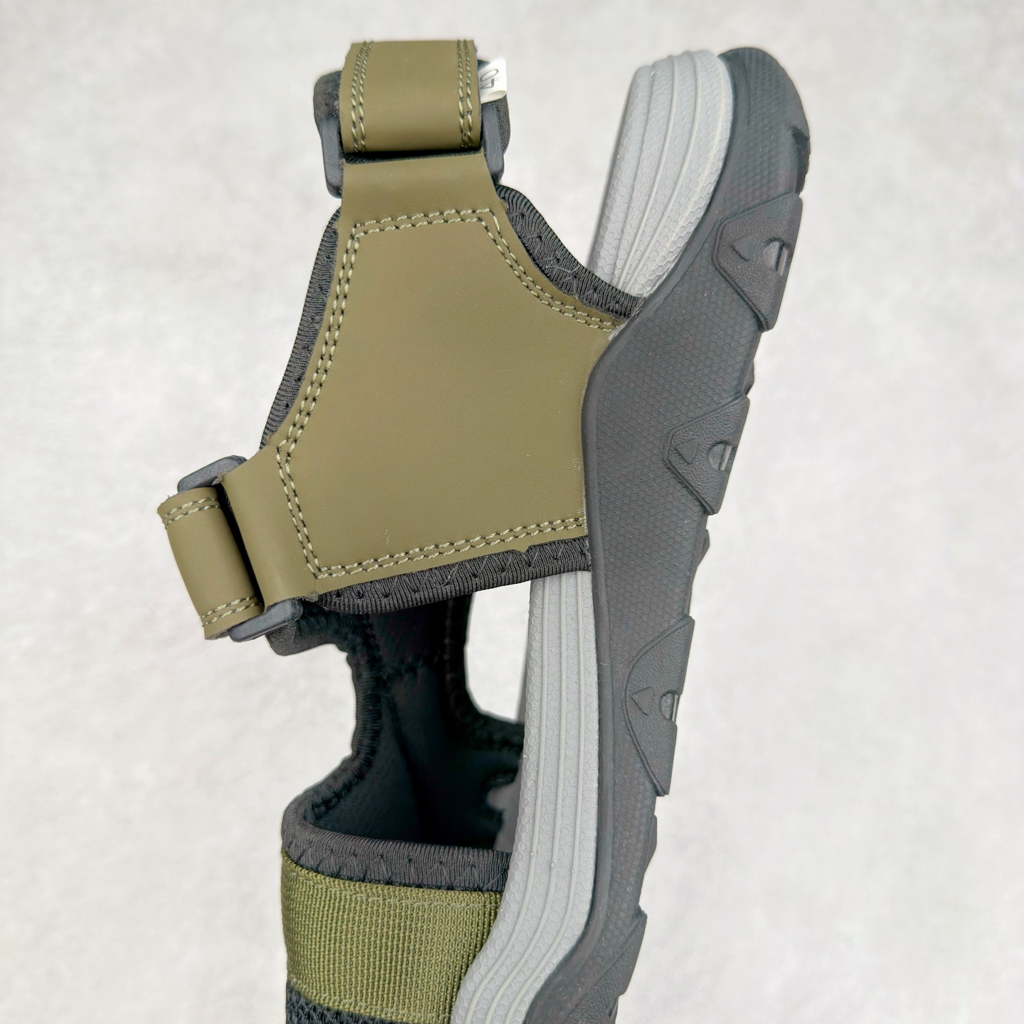 图片[7]-Ecco/爱步 山地系列 BIOM男士户外越野运动包头凉鞋 牛皮与纺织品拼接鞋面 时尚个性，出街有型 直接注塑工艺连接鞋面与鞋底 一体成型，合脚耐穿 创新鞋钉，橡胶外底 防滑耐磨 提供抓地力 多方位牵引力与稳定性能 稳固防护 循迹山迹 尺码：39 40 41 42 43 44（标准码）-选品中心