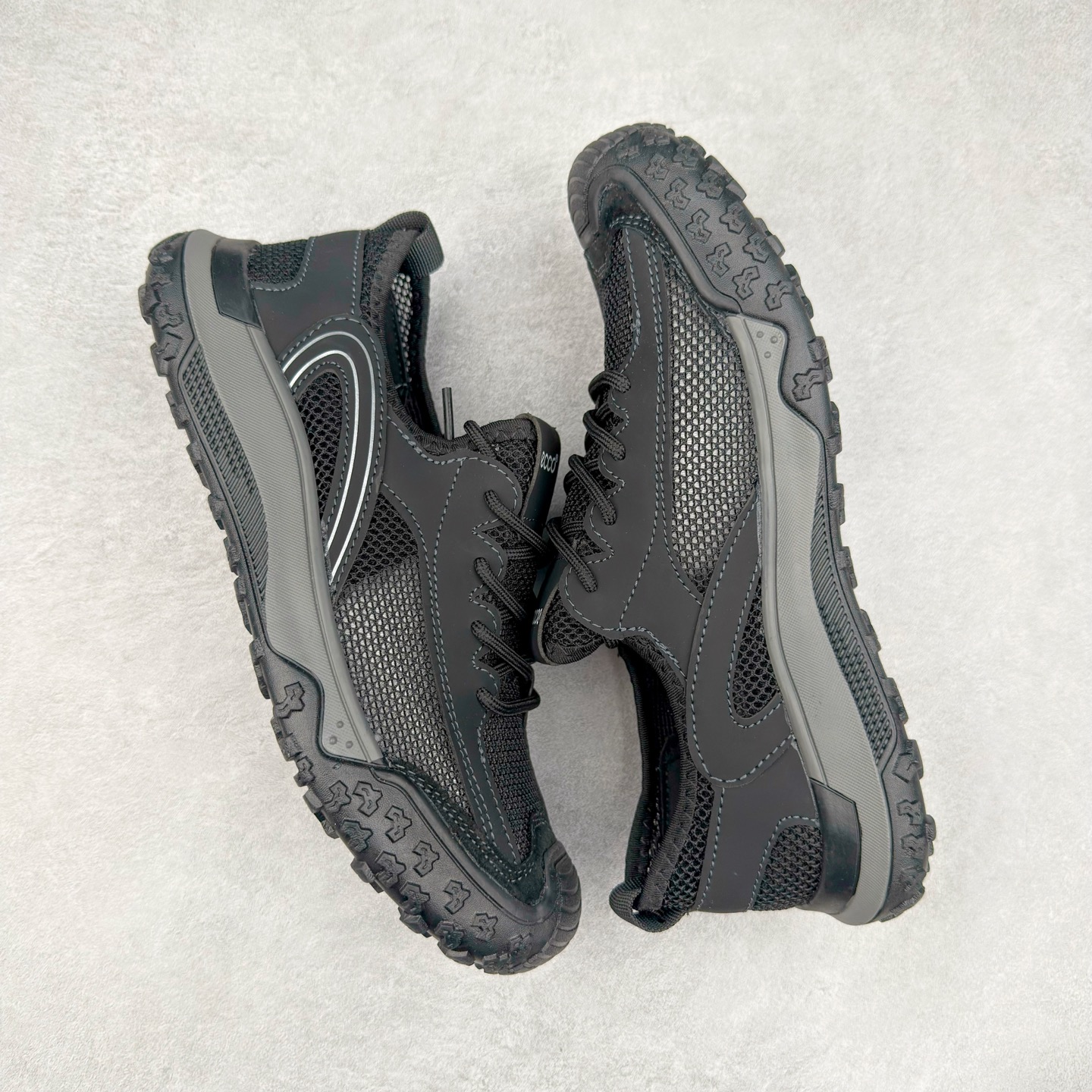 图片[3]-Ecco/爱步 全速系列低帮系带运动休闲夏季网布鞋 甄选牛皮鞋面 细腻亲肤清爽 多种拼接设计 时尚有型 潮流穿搭 粘条设计 操作简单，舒适合脚穿脱方便 舒适内里材质，细腻贴脚 亲肤舒适不伤脚 搭配柔软鞋垫 有效缓压 橡胶大底，简约不简单 在不同环境下，都能提供优秀的抓地力和耐损效果 潮弄风尚 不羁腔调 尺码：39 40 41 42 43 44（皮鞋码）-选品中心