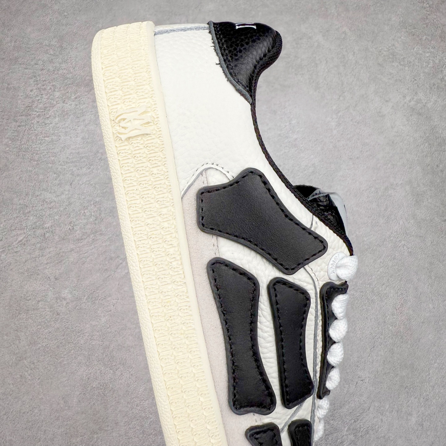 图片[6]-＃莞产 Amiri 埃米尔 Skeleton Low-Skel top Sneakers 骨骼系列情侣鞋 当潮顶流产品 众星上脚 低帮运动休闲板鞋 正确骨头形状 鞋舌外翻细节 头层牛皮双层加厚鞋面 鞋帮侧面骨头采用两张牛皮贴合处理 立体感更好 皮料切口均油边处理 定制金属LOGO铭牌及吊牌 并配有官方购物袋尽显高端大气 尺码 35 36 37 38 39 40 41 42 43 44 45-选品中心