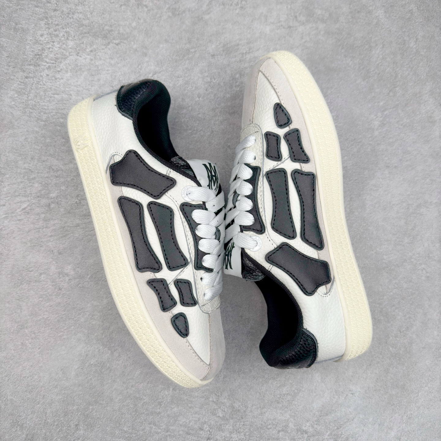 图片[3]-＃莞产 Amiri 埃米尔 Skeleton Low-Skel top Sneakers 骨骼系列情侣鞋 当潮顶流产品 众星上脚 低帮运动休闲板鞋 正确骨头形状 鞋舌外翻细节 头层牛皮双层加厚鞋面 鞋帮侧面骨头采用两张牛皮贴合处理 立体感更好 皮料切口均油边处理 定制金属LOGO铭牌及吊牌 并配有官方购物袋尽显高端大气 尺码 35 36 37 38 39 40 41 42 43 44 45-选品中心