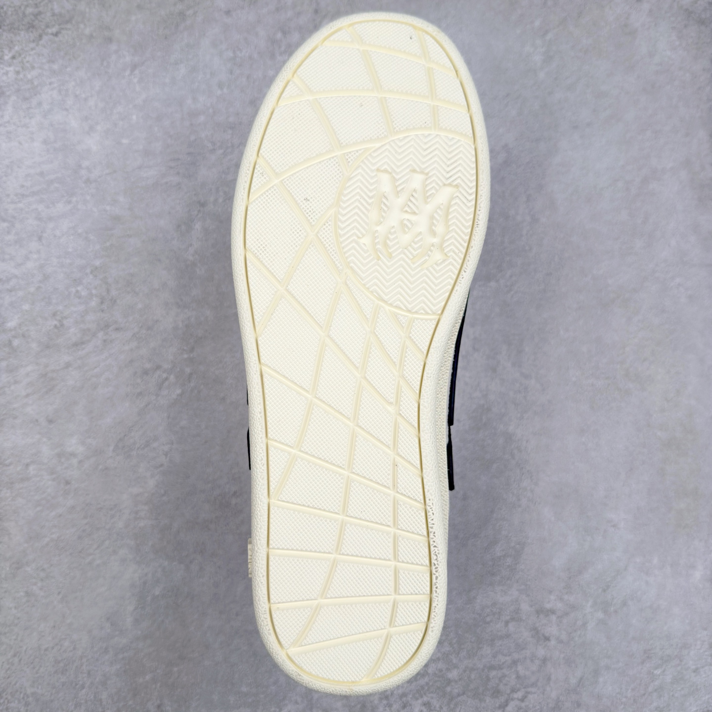 图片[9]-＃莞产 Amiri 埃米尔 Skeleton Low-Skel top Sneakers 骨骼系列情侣鞋 当潮顶流产品 众星上脚 低帮运动休闲板鞋 正确骨头形状 鞋舌外翻细节 头层牛皮双层加厚鞋面 鞋帮侧面骨头采用两张牛皮贴合处理 立体感更好 皮料切口均油边处理 定制金属LOGO铭牌及吊牌 并配有官方购物袋尽显高端大气 尺码 35 36 37 38 39 40 41 42 43 44 45-选品中心