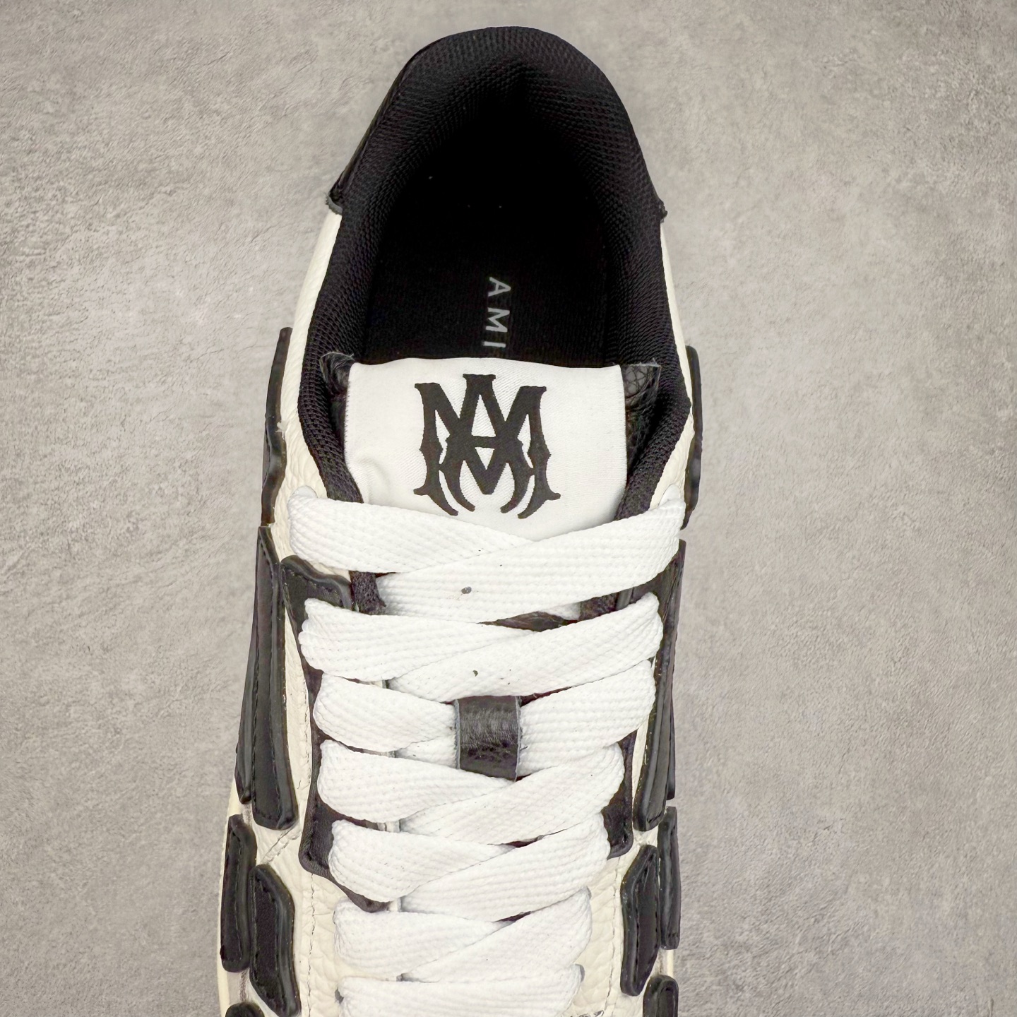 图片[5]-＃莞产 Amiri 埃米尔 Skeleton Low-Skel top Sneakers 骨骼系列情侣鞋 当潮顶流产品 众星上脚 低帮运动休闲板鞋 正确骨头形状 鞋舌外翻细节 头层牛皮双层加厚鞋面 鞋帮侧面骨头采用两张牛皮贴合处理 立体感更好 皮料切口均油边处理 定制金属LOGO铭牌及吊牌 并配有官方购物袋尽显高端大气 尺码 35 36 37 38 39 40 41 42 43 44 45-选品中心