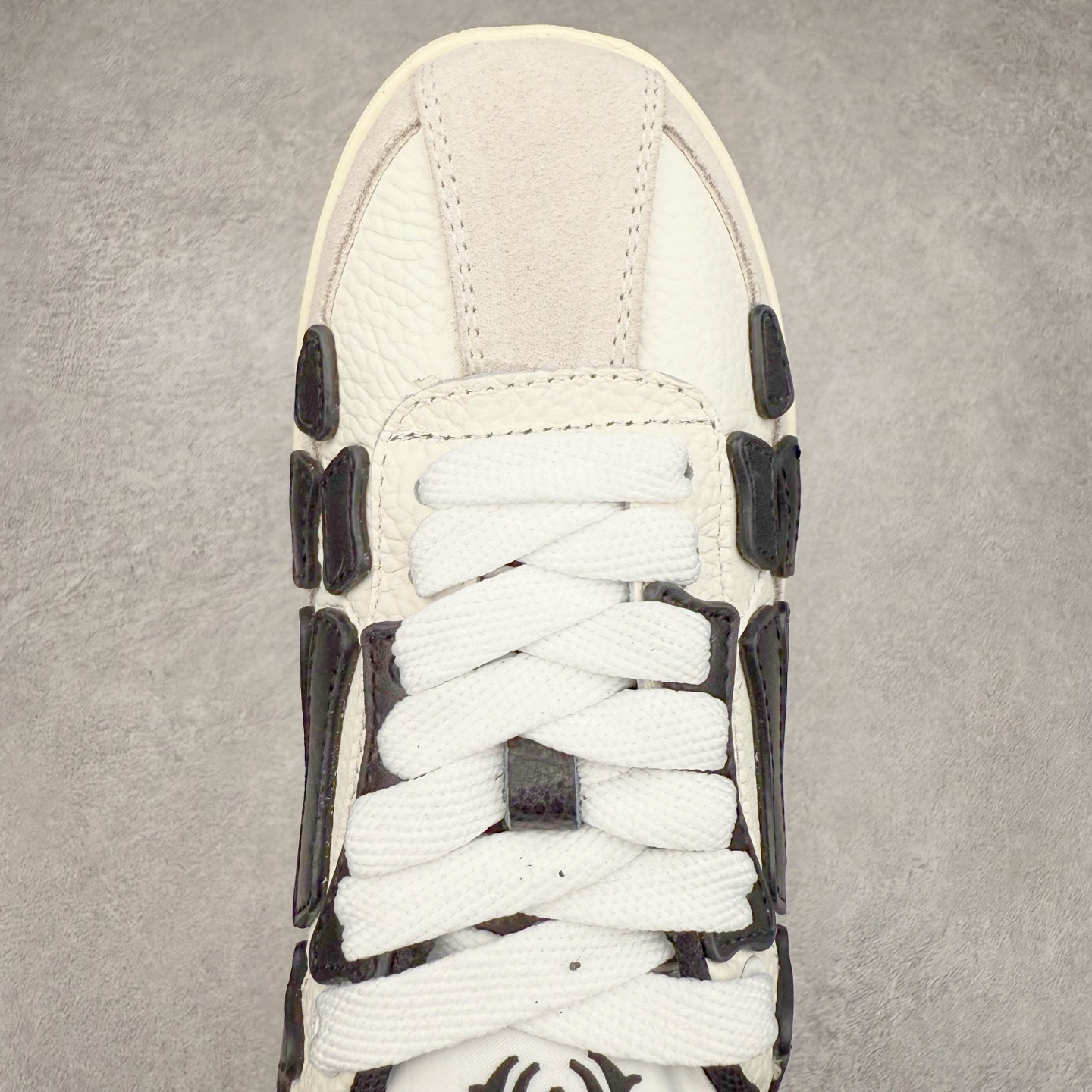 图片[4]-＃莞产 Amiri 埃米尔 Skeleton Low-Skel top Sneakers 骨骼系列情侣鞋 当潮顶流产品 众星上脚 低帮运动休闲板鞋 正确骨头形状 鞋舌外翻细节 头层牛皮双层加厚鞋面 鞋帮侧面骨头采用两张牛皮贴合处理 立体感更好 皮料切口均油边处理 定制金属LOGO铭牌及吊牌 并配有官方购物袋尽显高端大气 尺码 35 36 37 38 39 40 41 42 43 44 45-选品中心