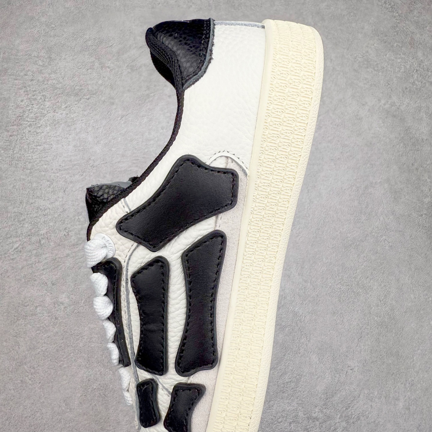 图片[7]-＃莞产 Amiri 埃米尔 Skeleton Low-Skel top Sneakers 骨骼系列情侣鞋 当潮顶流产品 众星上脚 低帮运动休闲板鞋 正确骨头形状 鞋舌外翻细节 头层牛皮双层加厚鞋面 鞋帮侧面骨头采用两张牛皮贴合处理 立体感更好 皮料切口均油边处理 定制金属LOGO铭牌及吊牌 并配有官方购物袋尽显高端大气 尺码 35 36 37 38 39 40 41 42 43 44 45-选品中心