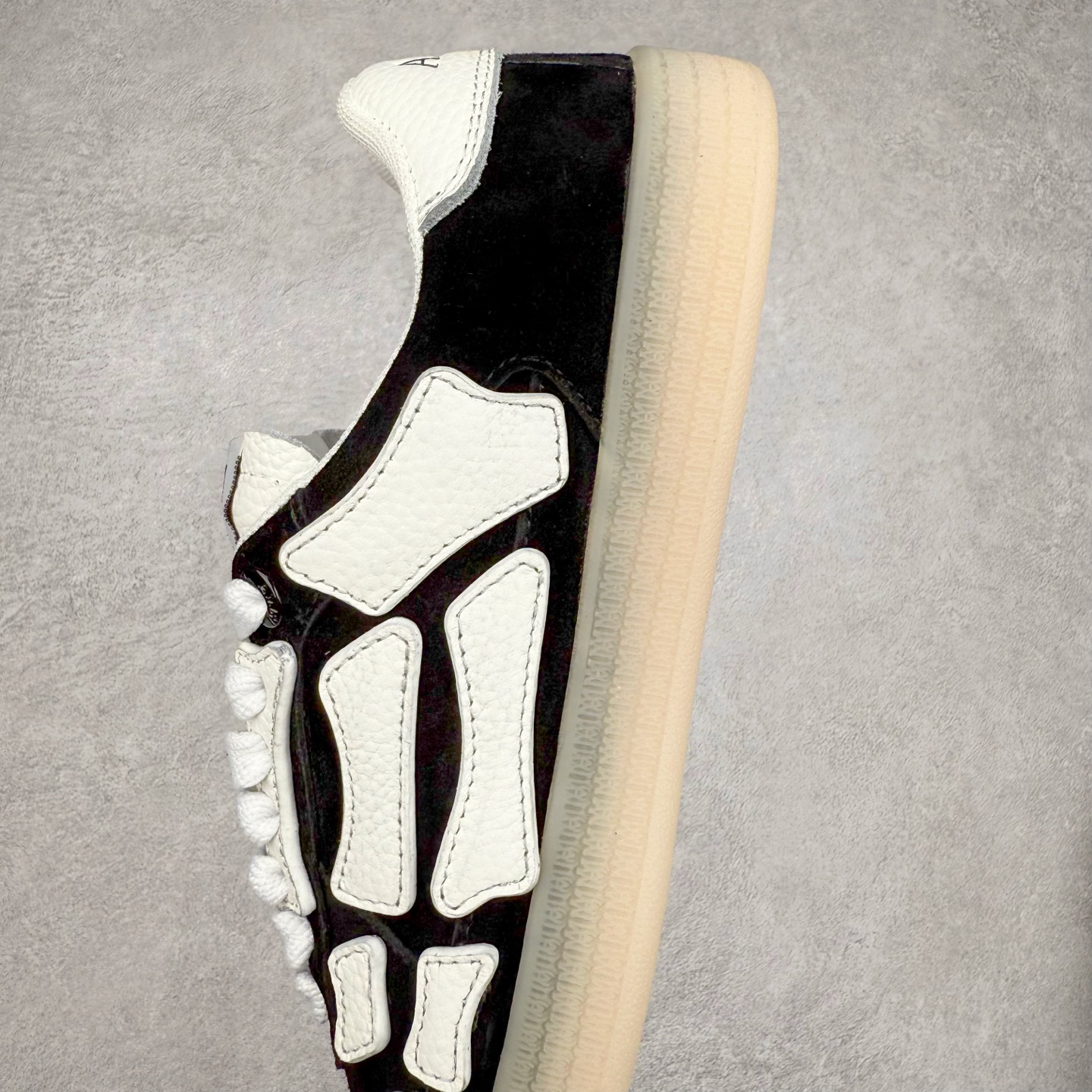 图片[7]-＃莞产 Amiri 埃米尔 Skeleton Low-Skel top Sneakers 骨骼系列情侣鞋 当潮顶流产品 众星上脚 低帮运动休闲板鞋 正确骨头形状 鞋舌外翻细节 头层牛皮双层加厚鞋面 鞋帮侧面骨头采用两张牛皮贴合处理 立体感更好 皮料切口均油边处理 定制金属LOGO铭牌及吊牌 并配有官方购物袋尽显高端大气 尺码 35 36 37 38 39 40 41 42 43 44 45-选品中心