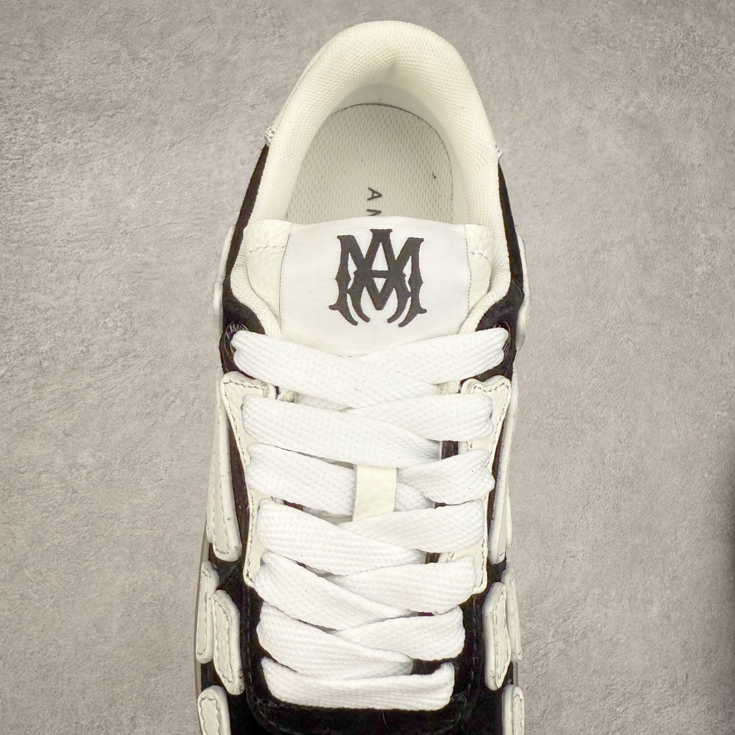 图片[5]-＃莞产 Amiri 埃米尔 Skeleton Low-Skel top Sneakers 骨骼系列情侣鞋 当潮顶流产品 众星上脚 低帮运动休闲板鞋 正确骨头形状 鞋舌外翻细节 头层牛皮双层加厚鞋面 鞋帮侧面骨头采用两张牛皮贴合处理 立体感更好 皮料切口均油边处理 定制金属LOGO铭牌及吊牌 并配有官方购物袋尽显高端大气 尺码 35 36 37 38 39 40 41 42 43 44 45-选品中心