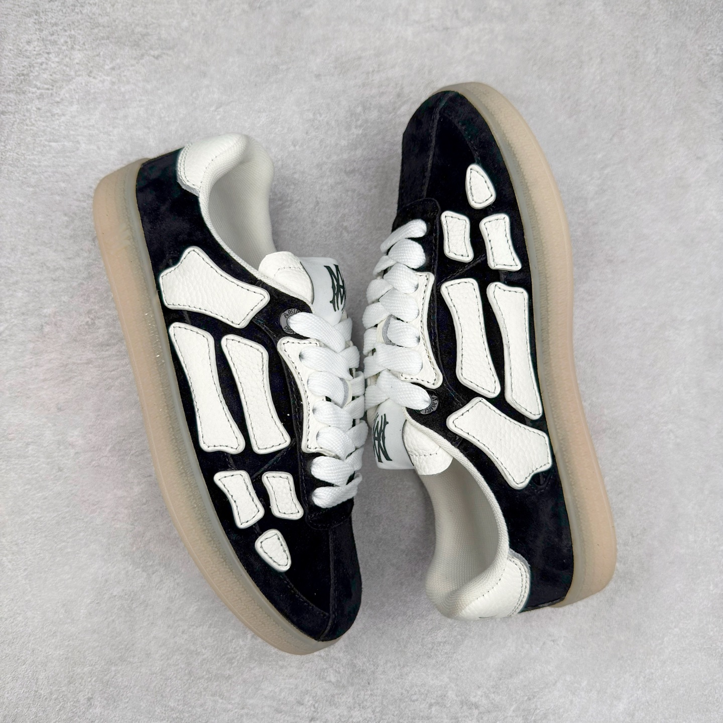 图片[3]-＃莞产 Amiri 埃米尔 Skeleton Low-Skel top Sneakers 骨骼系列情侣鞋 当潮顶流产品 众星上脚 低帮运动休闲板鞋 正确骨头形状 鞋舌外翻细节 头层牛皮双层加厚鞋面 鞋帮侧面骨头采用两张牛皮贴合处理 立体感更好 皮料切口均油边处理 定制金属LOGO铭牌及吊牌 并配有官方购物袋尽显高端大气 尺码 35 36 37 38 39 40 41 42 43 44 45-选品中心