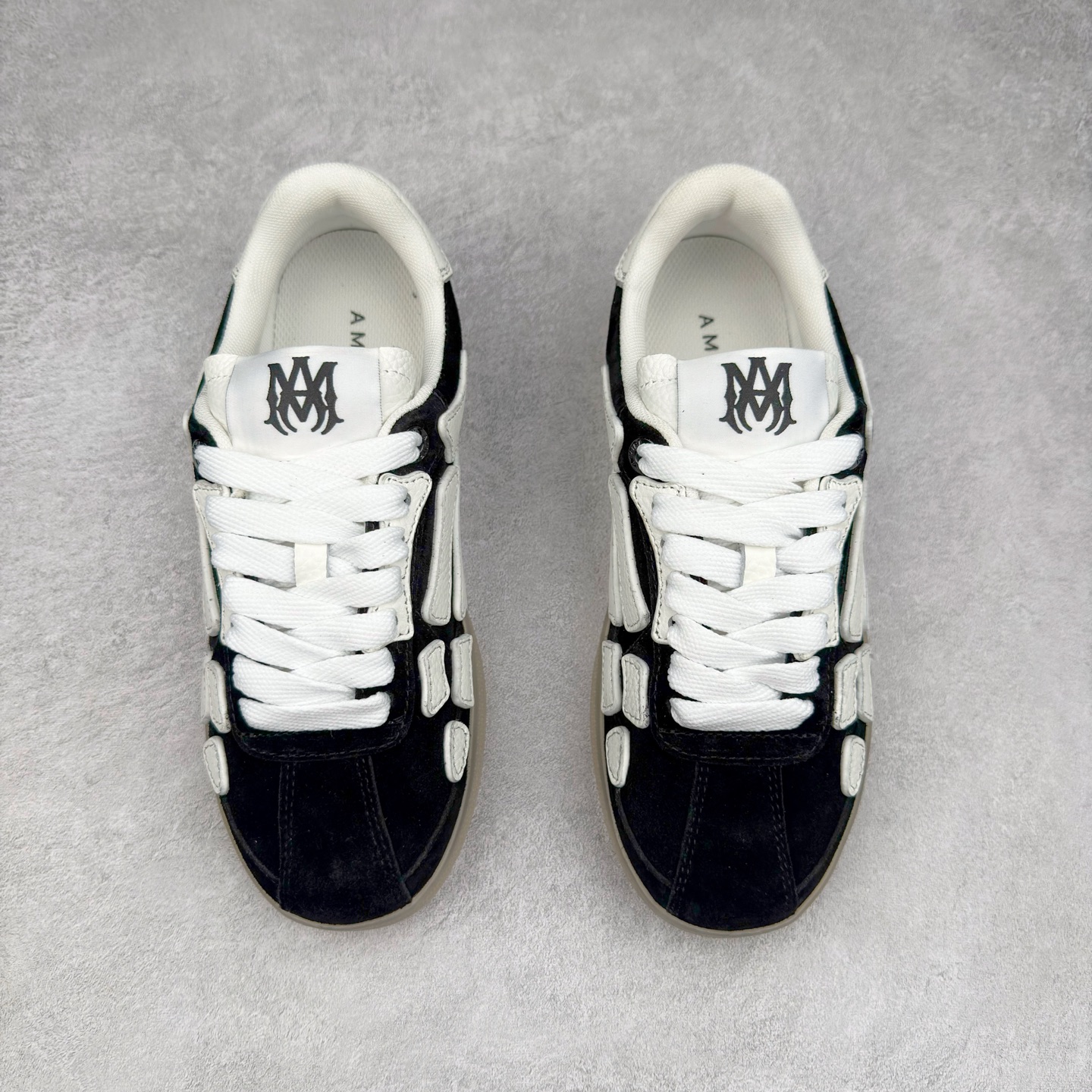 图片[2]-＃莞产 Amiri 埃米尔 Skeleton Low-Skel top Sneakers 骨骼系列情侣鞋 当潮顶流产品 众星上脚 低帮运动休闲板鞋 正确骨头形状 鞋舌外翻细节 头层牛皮双层加厚鞋面 鞋帮侧面骨头采用两张牛皮贴合处理 立体感更好 皮料切口均油边处理 定制金属LOGO铭牌及吊牌 并配有官方购物袋尽显高端大气 尺码 35 36 37 38 39 40 41 42 43 44 45-选品中心