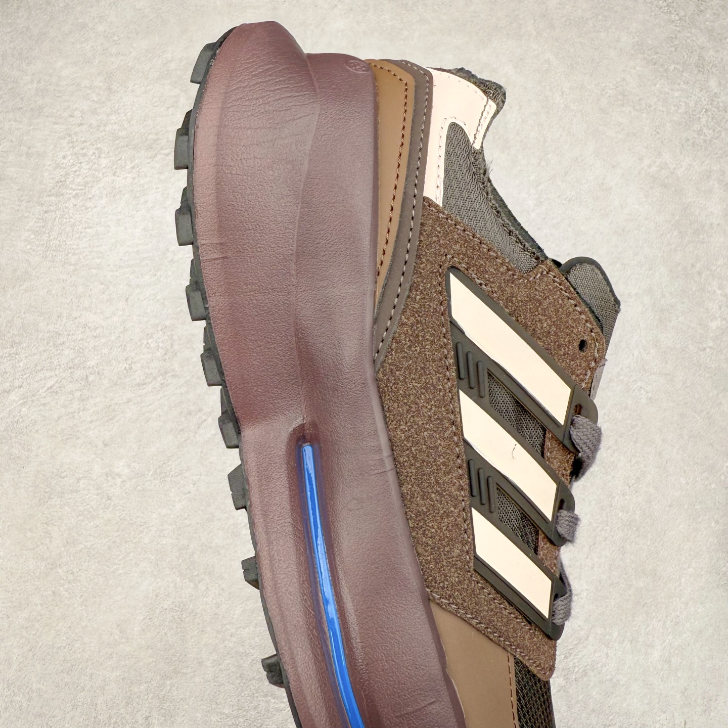 图片[6]-AD EQUIPMENT AGRAVIC 舒适百搭防滑耐磨低帮跑步鞋 厚底增高老爹鞋 复古运动风盛行，这双AD的 Equipment Agravic 可以成为新的选择。OG 味道恰到好处，但又自带一些现代气息。这是一双很有意思的款式，用到了越野跑顶级款式的大底，用到了Equipment标志配色的复古鞋面。这种组合还挺别出心裁的。充满工业美感的阿迪EQT，lightstrike Pro注塑发泡和马牌越野底的组合.尺码：36 36⅔ 37⅓ 38 38⅔ 39⅓ 40 40⅔ 41⅓ 42 42⅔ 43⅓ 44 45-选品中心