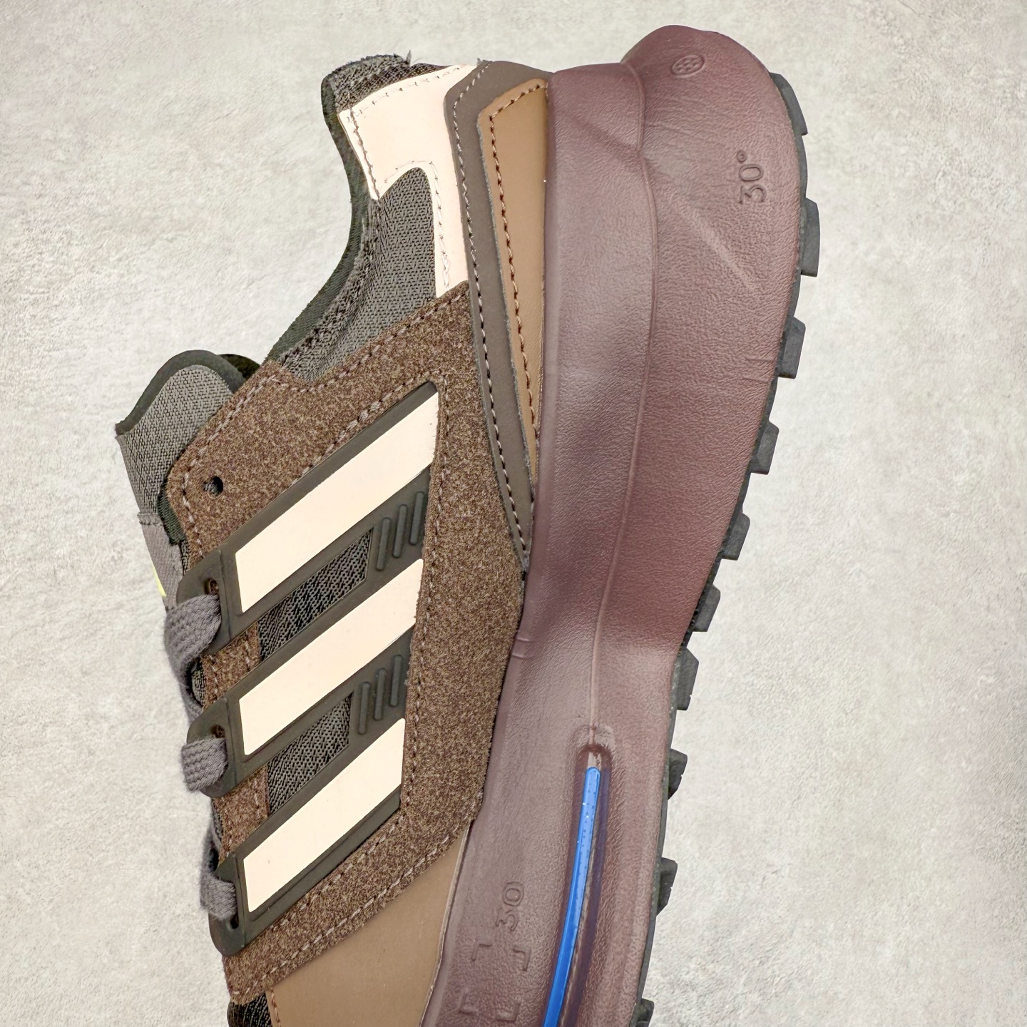 图片[7]-AD EQUIPMENT AGRAVIC 舒适百搭防滑耐磨低帮跑步鞋 厚底增高老爹鞋 复古运动风盛行，这双AD的 Equipment Agravic 可以成为新的选择。OG 味道恰到好处，但又自带一些现代气息。这是一双很有意思的款式，用到了越野跑顶级款式的大底，用到了Equipment标志配色的复古鞋面。这种组合还挺别出心裁的。充满工业美感的阿迪EQT，lightstrike Pro注塑发泡和马牌越野底的组合.尺码：36 36⅔ 37⅓ 38 38⅔ 39⅓ 40 40⅔ 41⅓ 42 42⅔ 43⅓ 44 45-选品中心