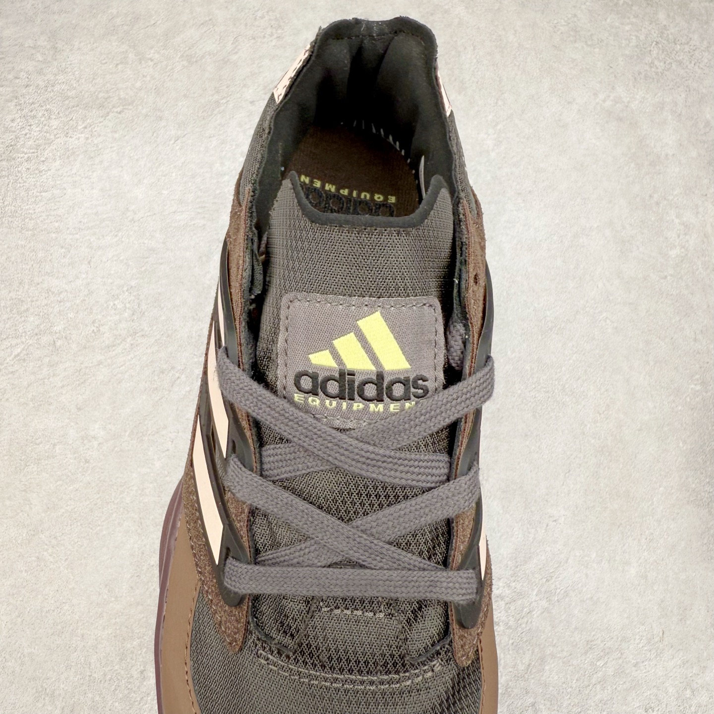 图片[5]-AD EQUIPMENT AGRAVIC 舒适百搭防滑耐磨低帮跑步鞋 厚底增高老爹鞋 复古运动风盛行，这双AD的 Equipment Agravic 可以成为新的选择。OG 味道恰到好处，但又自带一些现代气息。这是一双很有意思的款式，用到了越野跑顶级款式的大底，用到了Equipment标志配色的复古鞋面。这种组合还挺别出心裁的。充满工业美感的阿迪EQT，lightstrike Pro注塑发泡和马牌越野底的组合.尺码：36 36⅔ 37⅓ 38 38⅔ 39⅓ 40 40⅔ 41⅓ 42 42⅔ 43⅓ 44 45-选品中心