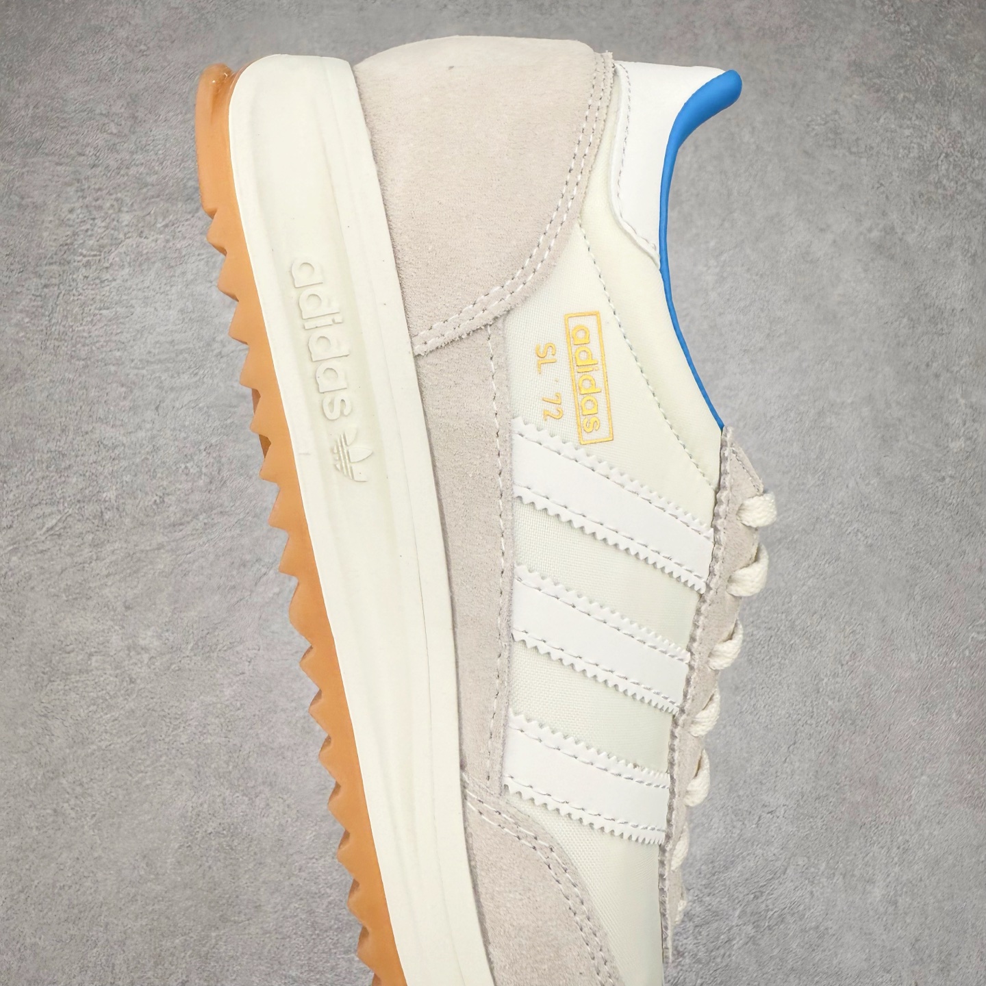 图片[6]-＃HP纯原 AD Wmns SL72 OG 系列德训足球风百搭低帮休闲运动板鞋 JQ3501 采用高弹EVA+MODEL+RB三层组合底 区别市面RB一体大底 三层组合鞋底重量与原鞋一致 Originals 将有「T 头鞋」造型的诞生于 1972 年的 SL72 鞋款复刻带回 各位买鞋又有新选择了 1972 年 SL72 问世后 引领了后来阿迪达斯的跑鞋发展方向 其中「SL」代表了 Super Light 彰显了产品轻便的特性 1972 年 SL72 问世后 引领了后来阿迪达斯的跑鞋发展方向 其中「SL」代表了 Super Light 彰显了产品轻便的特性 这次 Originals 延续其轻质经典的基因 带来男女两款 SL72 男生款带来 SL72 RS 鞋型 RS 意为 Reshaped（重塑）鞋款在保留了经典的外观基础上 在尼龙材质里增加了填充物 使鞋型更加挺立和饱满 鞋头则更加圆润 鞋底的 EVA 材质则增加了鞋款的高度 女生款则带来 SL72 OG W 鞋型 OG 顾名思义则是致敬经典款式 相较于 RS（Reshaped）鞋款 鞋身更加纤细 其整体鞋身轮廓、线条、细节、材质上尊崇 70 年代 SL72 的设计 还原经典味道 尺码：36 36⅔ 37⅓ 38 38⅔ 39⅓ 40 40⅔ 41⅓ 42 42⅔ 43⅓ 44 44⅔ 45-选品中心