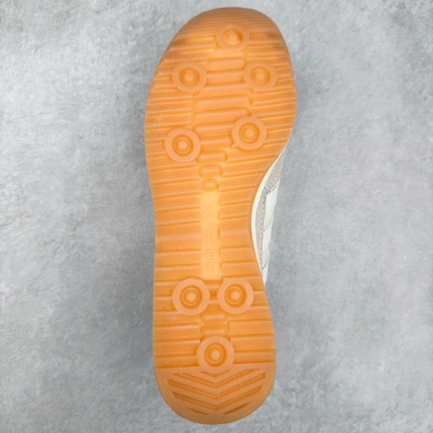 图片[9]-＃HP纯原 AD Wmns SL72 OG 系列德训足球风百搭低帮休闲运动板鞋 JQ3501 采用高弹EVA+MODEL+RB三层组合底 区别市面RB一体大底 三层组合鞋底重量与原鞋一致 Originals 将有「T 头鞋」造型的诞生于 1972 年的 SL72 鞋款复刻带回 各位买鞋又有新选择了 1972 年 SL72 问世后 引领了后来阿迪达斯的跑鞋发展方向 其中「SL」代表了 Super Light 彰显了产品轻便的特性 1972 年 SL72 问世后 引领了后来阿迪达斯的跑鞋发展方向 其中「SL」代表了 Super Light 彰显了产品轻便的特性 这次 Originals 延续其轻质经典的基因 带来男女两款 SL72 男生款带来 SL72 RS 鞋型 RS 意为 Reshaped（重塑）鞋款在保留了经典的外观基础上 在尼龙材质里增加了填充物 使鞋型更加挺立和饱满 鞋头则更加圆润 鞋底的 EVA 材质则增加了鞋款的高度 女生款则带来 SL72 OG W 鞋型 OG 顾名思义则是致敬经典款式 相较于 RS（Reshaped）鞋款 鞋身更加纤细 其整体鞋身轮廓、线条、细节、材质上尊崇 70 年代 SL72 的设计 还原经典味道 尺码：36 36⅔ 37⅓ 38 38⅔ 39⅓ 40 40⅔ 41⅓ 42 42⅔ 43⅓ 44 44⅔ 45-选品中心