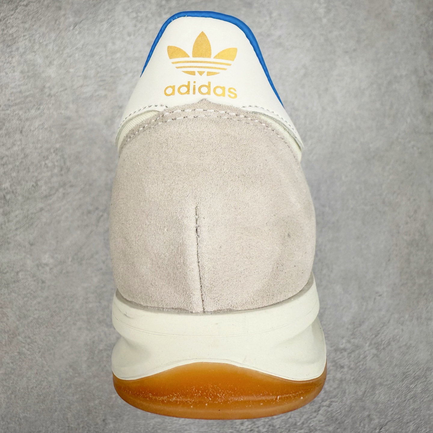 图片[8]-＃HP纯原 AD Wmns SL72 OG 系列德训足球风百搭低帮休闲运动板鞋 JQ3501 采用高弹EVA+MODEL+RB三层组合底 区别市面RB一体大底 三层组合鞋底重量与原鞋一致 Originals 将有「T 头鞋」造型的诞生于 1972 年的 SL72 鞋款复刻带回 各位买鞋又有新选择了 1972 年 SL72 问世后 引领了后来阿迪达斯的跑鞋发展方向 其中「SL」代表了 Super Light 彰显了产品轻便的特性 1972 年 SL72 问世后 引领了后来阿迪达斯的跑鞋发展方向 其中「SL」代表了 Super Light 彰显了产品轻便的特性 这次 Originals 延续其轻质经典的基因 带来男女两款 SL72 男生款带来 SL72 RS 鞋型 RS 意为 Reshaped（重塑）鞋款在保留了经典的外观基础上 在尼龙材质里增加了填充物 使鞋型更加挺立和饱满 鞋头则更加圆润 鞋底的 EVA 材质则增加了鞋款的高度 女生款则带来 SL72 OG W 鞋型 OG 顾名思义则是致敬经典款式 相较于 RS（Reshaped）鞋款 鞋身更加纤细 其整体鞋身轮廓、线条、细节、材质上尊崇 70 年代 SL72 的设计 还原经典味道 尺码：36 36⅔ 37⅓ 38 38⅔ 39⅓ 40 40⅔ 41⅓ 42 42⅔ 43⅓ 44 44⅔ 45-选品中心