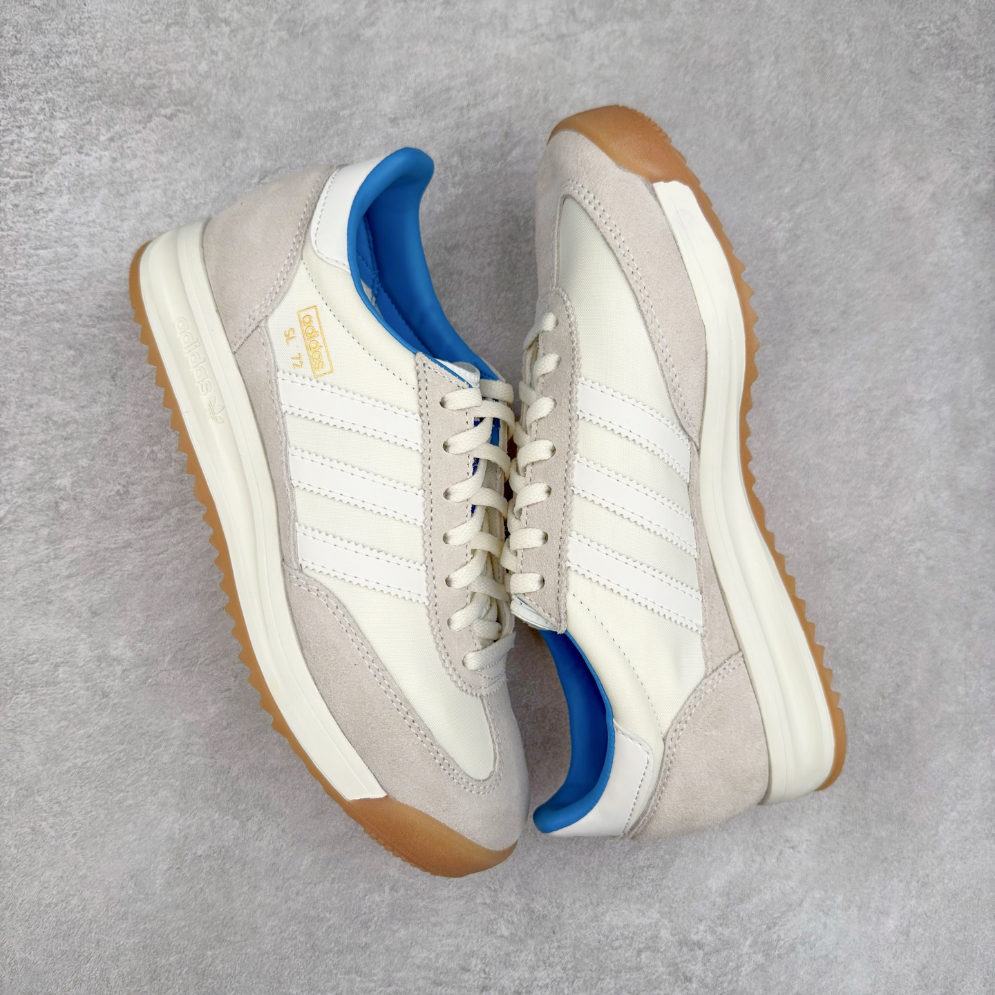 图片[3]-＃HP纯原 AD Wmns SL72 OG 系列德训足球风百搭低帮休闲运动板鞋 JQ3501 采用高弹EVA+MODEL+RB三层组合底 区别市面RB一体大底 三层组合鞋底重量与原鞋一致 Originals 将有「T 头鞋」造型的诞生于 1972 年的 SL72 鞋款复刻带回 各位买鞋又有新选择了 1972 年 SL72 问世后 引领了后来阿迪达斯的跑鞋发展方向 其中「SL」代表了 Super Light 彰显了产品轻便的特性 1972 年 SL72 问世后 引领了后来阿迪达斯的跑鞋发展方向 其中「SL」代表了 Super Light 彰显了产品轻便的特性 这次 Originals 延续其轻质经典的基因 带来男女两款 SL72 男生款带来 SL72 RS 鞋型 RS 意为 Reshaped（重塑）鞋款在保留了经典的外观基础上 在尼龙材质里增加了填充物 使鞋型更加挺立和饱满 鞋头则更加圆润 鞋底的 EVA 材质则增加了鞋款的高度 女生款则带来 SL72 OG W 鞋型 OG 顾名思义则是致敬经典款式 相较于 RS（Reshaped）鞋款 鞋身更加纤细 其整体鞋身轮廓、线条、细节、材质上尊崇 70 年代 SL72 的设计 还原经典味道 尺码：36 36⅔ 37⅓ 38 38⅔ 39⅓ 40 40⅔ 41⅓ 42 42⅔ 43⅓ 44 44⅔ 45-选品中心