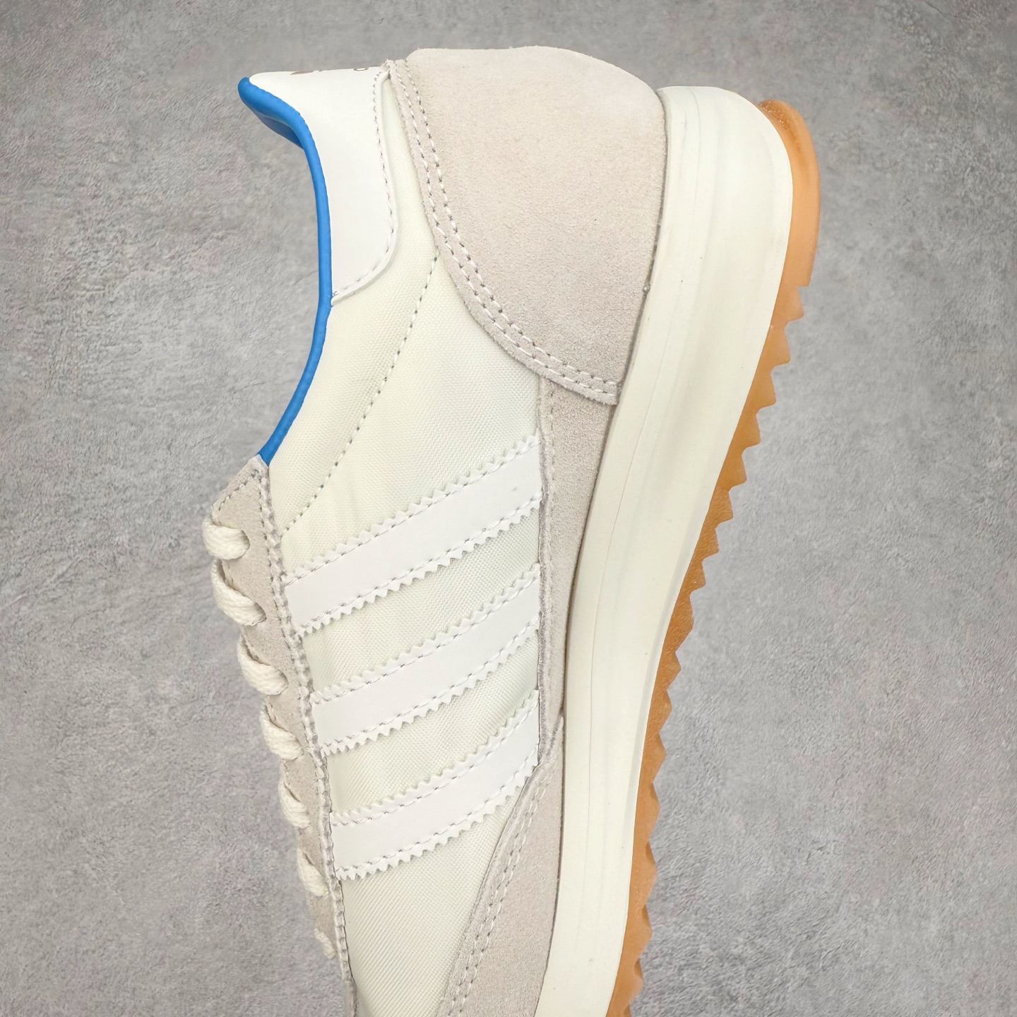 图片[7]-＃HP纯原 AD Wmns SL72 OG 系列德训足球风百搭低帮休闲运动板鞋 JQ3501 采用高弹EVA+MODEL+RB三层组合底 区别市面RB一体大底 三层组合鞋底重量与原鞋一致 Originals 将有「T 头鞋」造型的诞生于 1972 年的 SL72 鞋款复刻带回 各位买鞋又有新选择了 1972 年 SL72 问世后 引领了后来阿迪达斯的跑鞋发展方向 其中「SL」代表了 Super Light 彰显了产品轻便的特性 1972 年 SL72 问世后 引领了后来阿迪达斯的跑鞋发展方向 其中「SL」代表了 Super Light 彰显了产品轻便的特性 这次 Originals 延续其轻质经典的基因 带来男女两款 SL72 男生款带来 SL72 RS 鞋型 RS 意为 Reshaped（重塑）鞋款在保留了经典的外观基础上 在尼龙材质里增加了填充物 使鞋型更加挺立和饱满 鞋头则更加圆润 鞋底的 EVA 材质则增加了鞋款的高度 女生款则带来 SL72 OG W 鞋型 OG 顾名思义则是致敬经典款式 相较于 RS（Reshaped）鞋款 鞋身更加纤细 其整体鞋身轮廓、线条、细节、材质上尊崇 70 年代 SL72 的设计 还原经典味道 尺码：36 36⅔ 37⅓ 38 38⅔ 39⅓ 40 40⅔ 41⅓ 42 42⅔ 43⅓ 44 44⅔ 45-选品中心