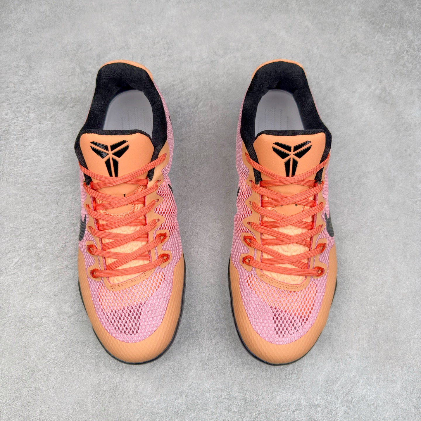 图片[2]-NK Kobe 11 Elite Low 科比11代实战篮球鞋 865773-991 科比退役前的最后一双签名鞋意义重大 Eric Avar这次采用了低帮的鞋身设计 并使用加强版的Flyknit编织面料作为鞋面 更加坚韧牢固 提供更好的保护 中底依日采用了混合缓震的设计 前掌的Lunarlon搭配后掌Zoom Air气垫 确保缓震性能的强劲 尺码：39 40 40.5 41 42 42.5 43 44 44.5 45 46 47.5 48.5-选品中心